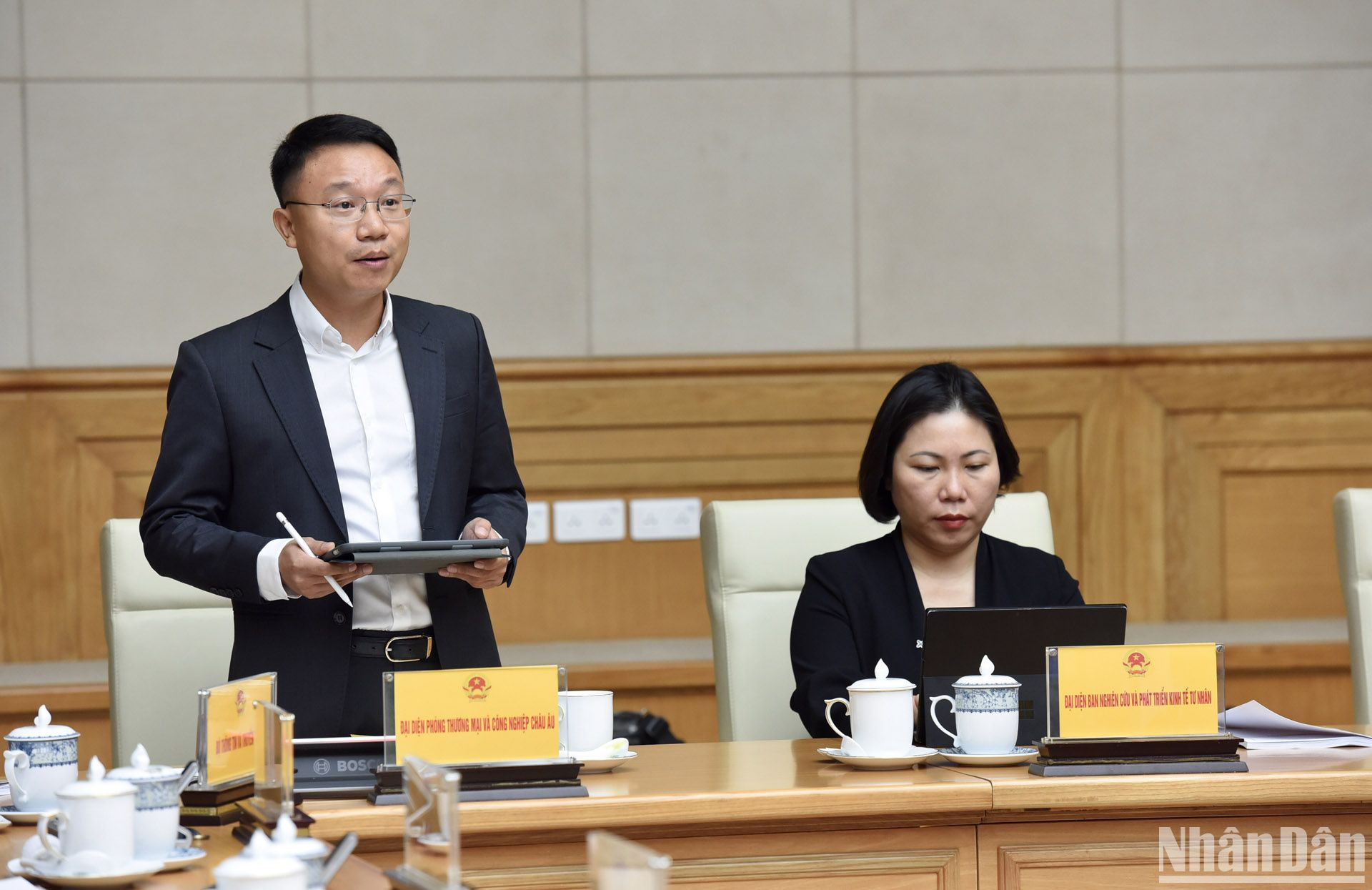 Đại diện Phòng thương mại và công nghiệp châu Âu phát biểu. Đại diện Phòng thương mại và công nghiệp châu Âu phát biểu.