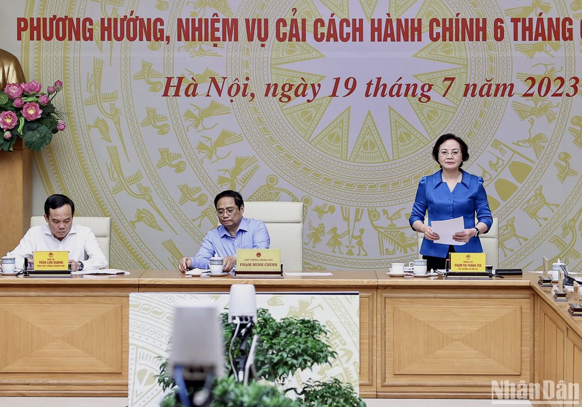 Bộ trưởng Nội vụ, Phó Trưởng ban Thường trực Ban Chỉ đạo cải cách hành chính của Chính phủ Phạm Thị Thanh Trà báo cáo công tác cải cách hành chính 6 tháng đầu năm 2023. Bộ trưởng Nội vụ, Phó Trưởng ban Thường trực Ban Chỉ đạo cải cách hành chính của Chính phủ Phạm Thị Thanh Trà báo cáo công tác cải cách hành chính 6 tháng đầu năm 2023.