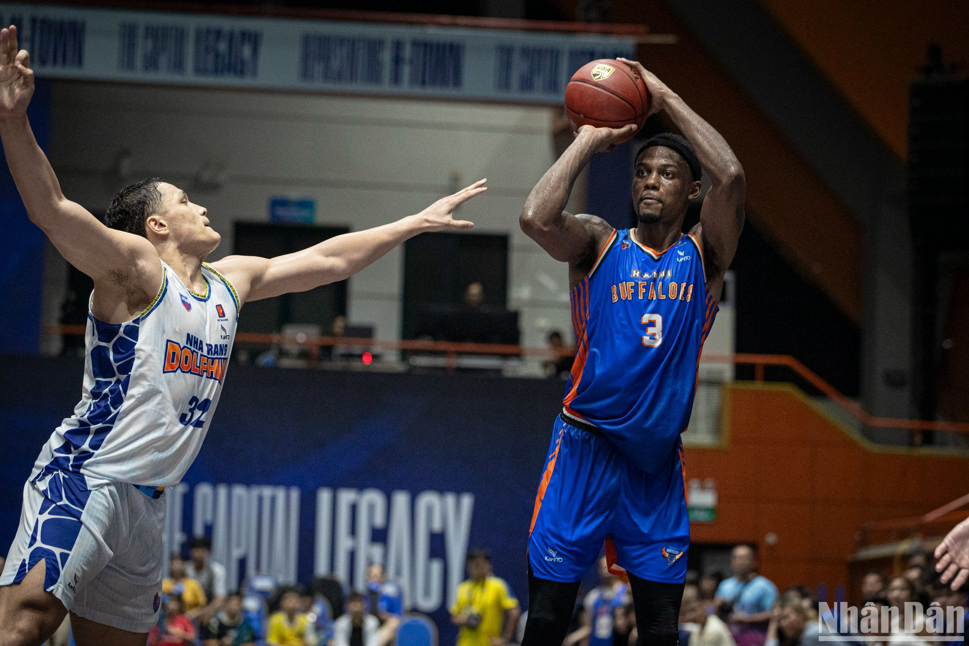 Với 27 điểm, 10 rebounds (bắt bóng bật bảng) và 4 assists (kiến tạo) trong 38 phút thi đấu, Hassan Thomas xứng đáng với danh hiệu Cầu thủ xuất sắc nhất trận đấu (MVP) trong trận đấu đầu tiên của Hanoi Buffaloes trước các khán giả nhà.