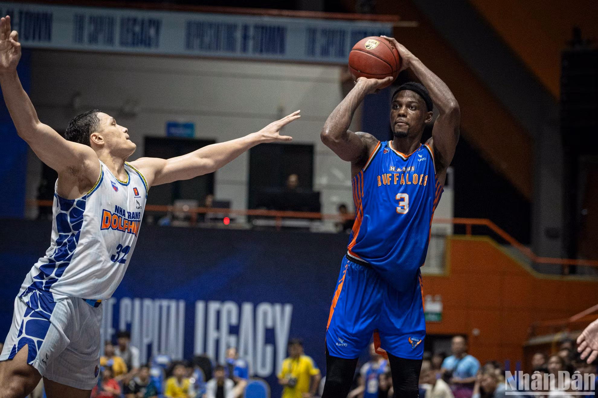Với 27 điểm, 10 rebounds (bắt bóng bật bảng) và 4 assists (kiến tạo) trong 38 phút thi đấu, Hassan Thomas xứng đáng với danh hiệu Cầu thủ xuất sắc nhất trận đấu (MVP) trong trận đấu đầu tiên của Hanoi Buffaloes trước các khán giả nhà. Với 27 điểm, 10 rebounds (bắt bóng bật bảng) và 4 assists (kiến tạo) trong 38 phút thi đấu, Hassan Thomas xứng đáng với danh hiệu Cầu thủ xuất sắc nhất trận đấu (MVP) trong trận đấu đầu tiên của Hanoi Buffaloes trước các khán giả nhà.