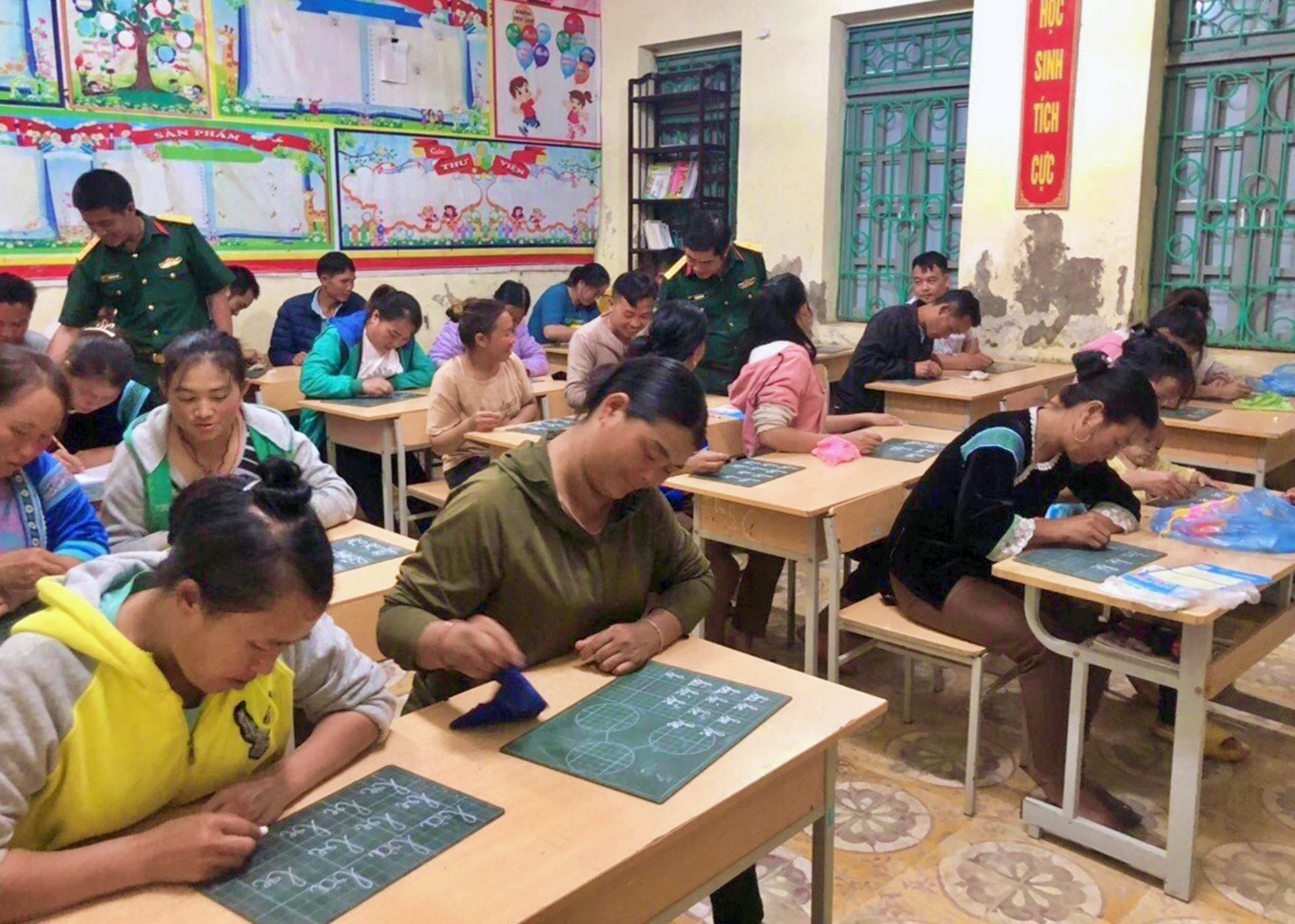 Một lớp học xóa mù chữ ở bản U Ní Chải, xã Dào San, huyện Phong Thổ, Lai Châu. (Ảnh: THÚY HỒNG)