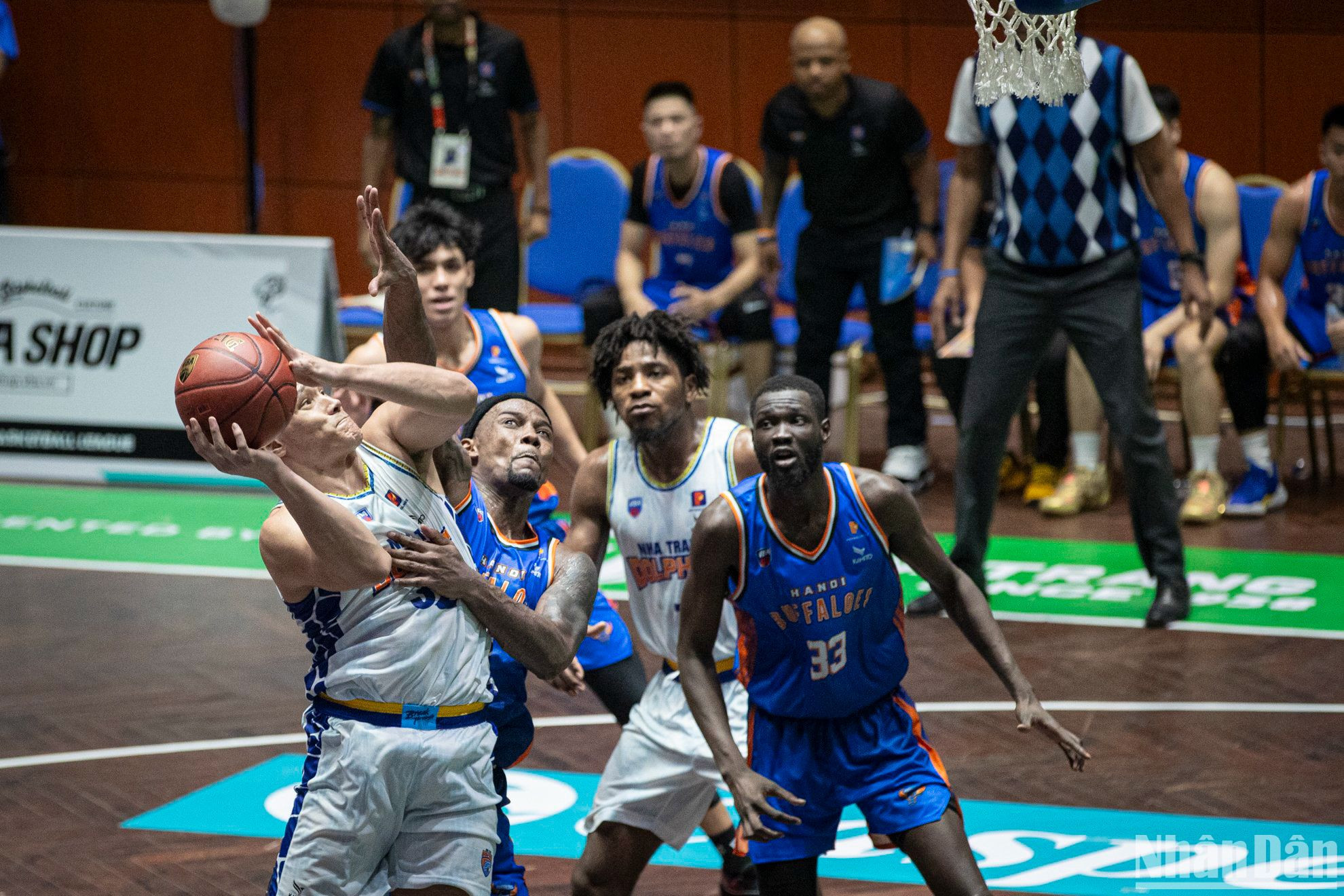 Với sự năng nổ của Dominique Tham ở khu vực dưới bảng rổ cùng cùng những cú ném chuẩn xác của Huỳnh Vĩnh Quang và Nguyễn Hoàng Phúc, Nha Trang Dolphins áp đảo đội bóng Thủ đô khi dẫn trước 56-42 sau 2 hiệp thi đấu đầu tiên.