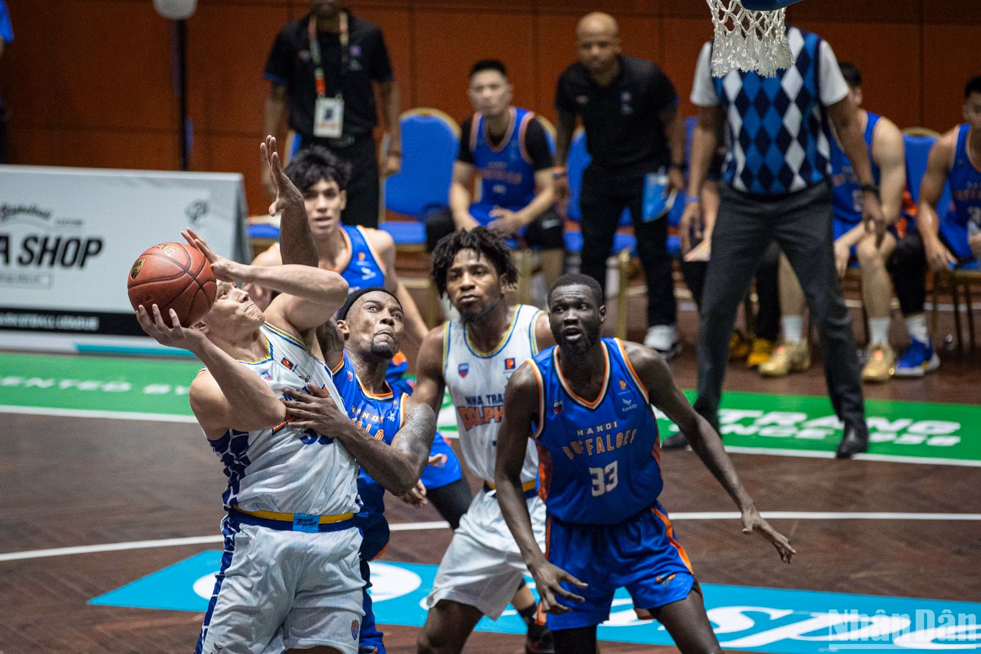 Với sự năng nổ của Dominique Tham ở khu vực dưới bảng rổ cùng cùng những cú ném chuẩn xác của Huỳnh Vĩnh Quang và Nguyễn Hoàng Phúc, Nha Trang Dolphins áp đảo đội bóng Thủ đô khi dẫn trước 56-42 sau 2 hiệp thi đấu đầu tiên. Với sự năng nổ của Dominique Tham ở khu vực dưới bảng rổ cùng cùng những cú ném chuẩn xác của Huỳnh Vĩnh Quang và Nguyễn Hoàng Phúc, Nha Trang Dolphins áp đảo đội bóng Thủ đô khi dẫn trước 56-42 sau 2 hiệp thi đấu đầu tiên.
