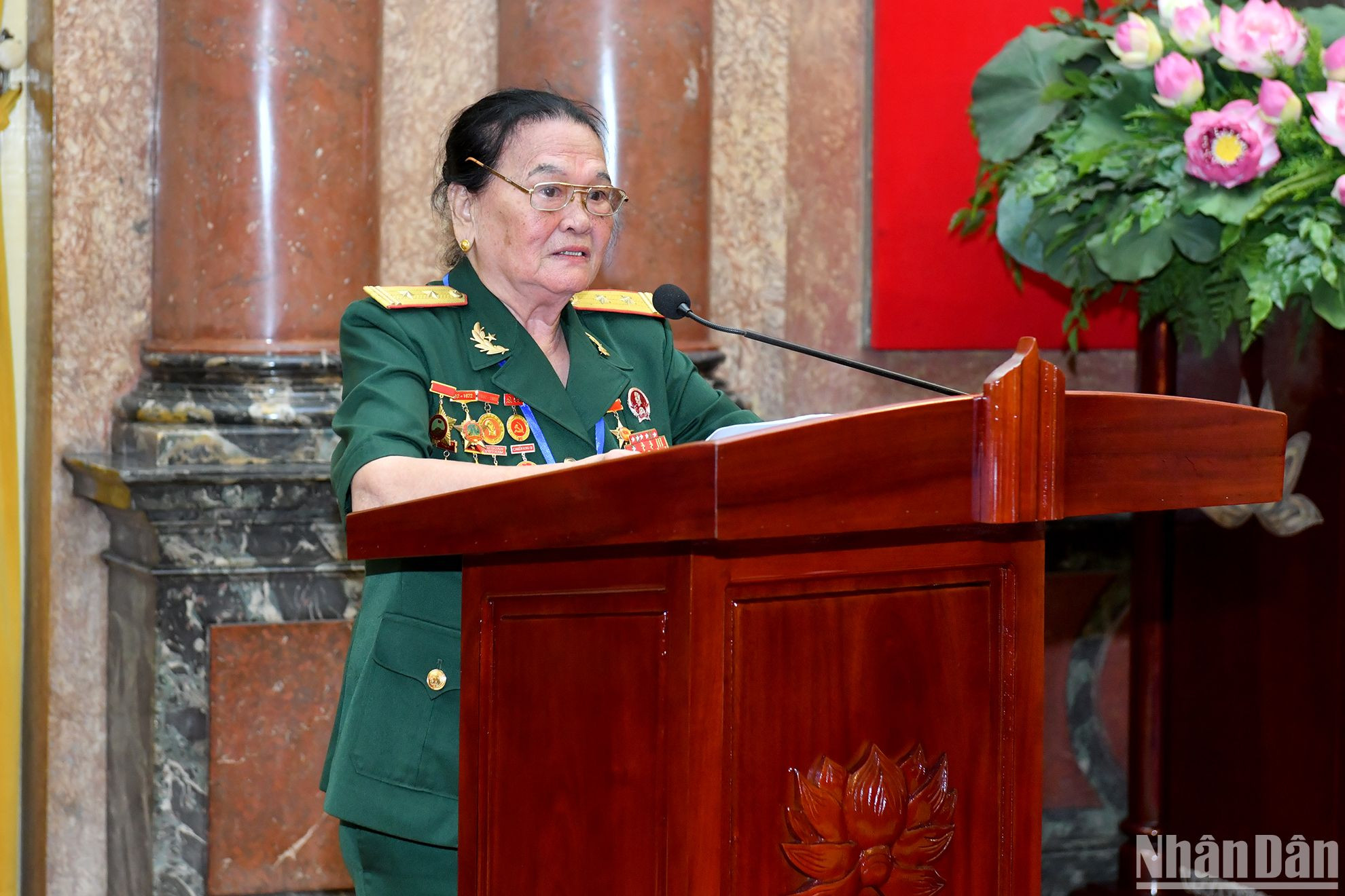 Anh hùng Lực lượng vũ trang nhân dân Ngô Thị Tuyển phát biểu cảm tưởng tại buổi gặp.