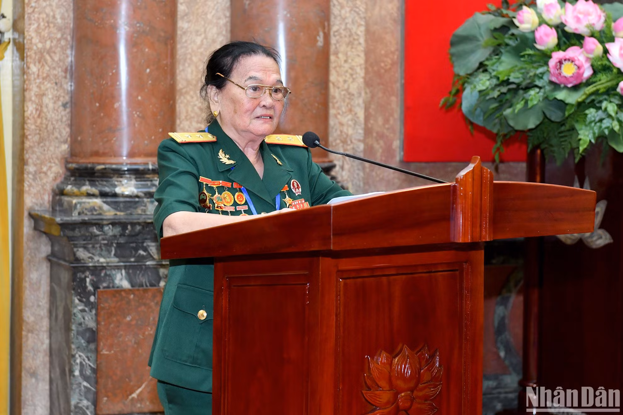 Anh hùng Lực lượng vũ trang nhân dân Ngô Thị Tuyển phát biểu cảm tưởng tại buổi gặp.