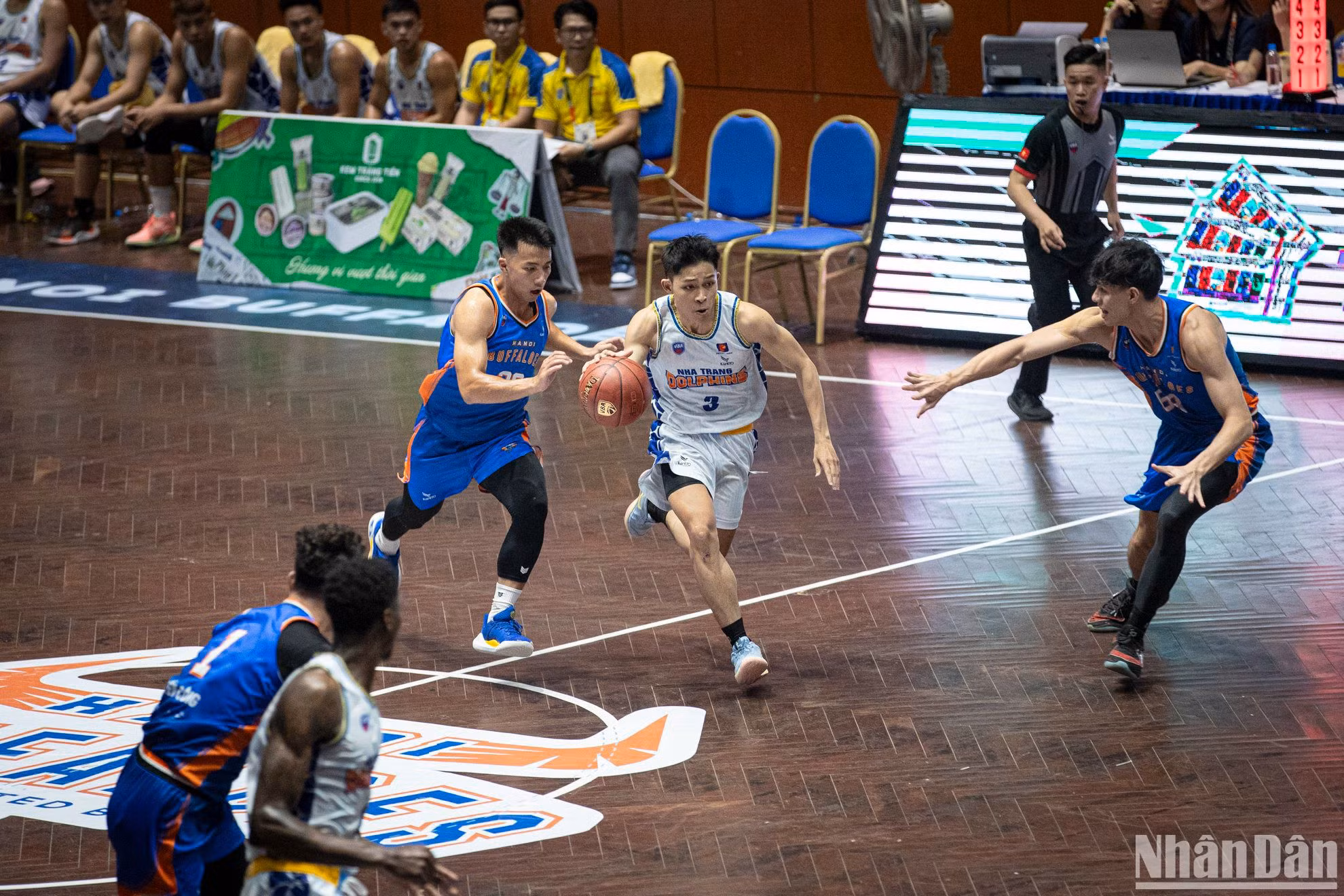 Tuy nhiên, với việc trải qua kỳ nghỉ dài gần 10 ngày, các cầu thủ Hanoi Buffaloes dường như mất đi nhịp độ thi đấu khi để cho đội khách nhanh chóng áp đặt thế trận ngay sau tiếng còi khai cuộc. Tuy nhiên, với việc trải qua kỳ nghỉ dài gần 10 ngày, các cầu thủ Hanoi Buffaloes dường như mất đi nhịp độ thi đấu khi để cho đội khách nhanh chóng áp đặt thế trận ngay sau tiếng còi khai cuộc.