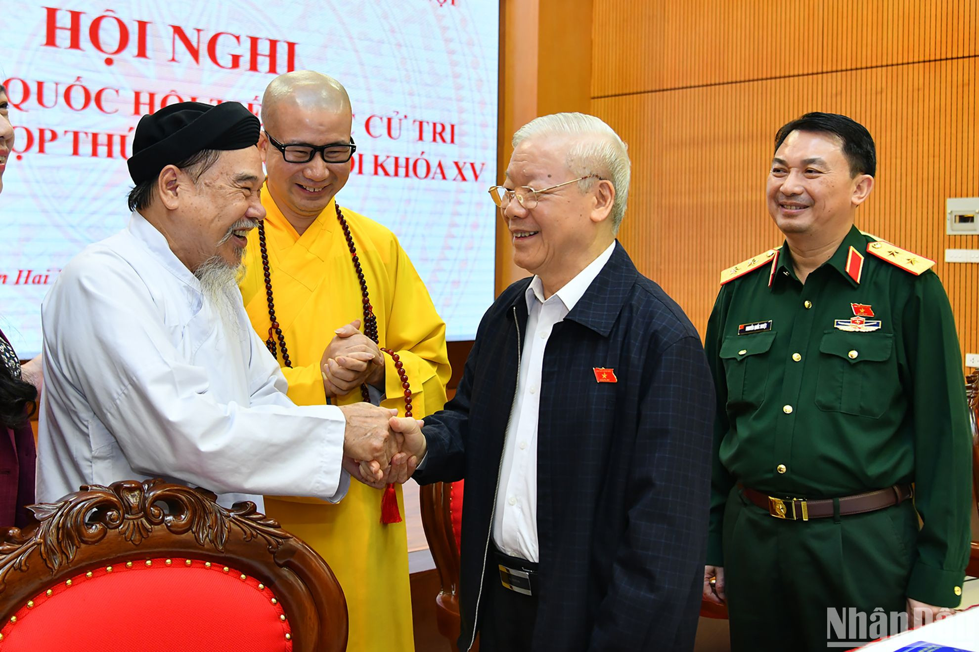 Tổng Bí thư Nguyễn Phú Trọng với cử tri là chức sắc các tôn giáo.