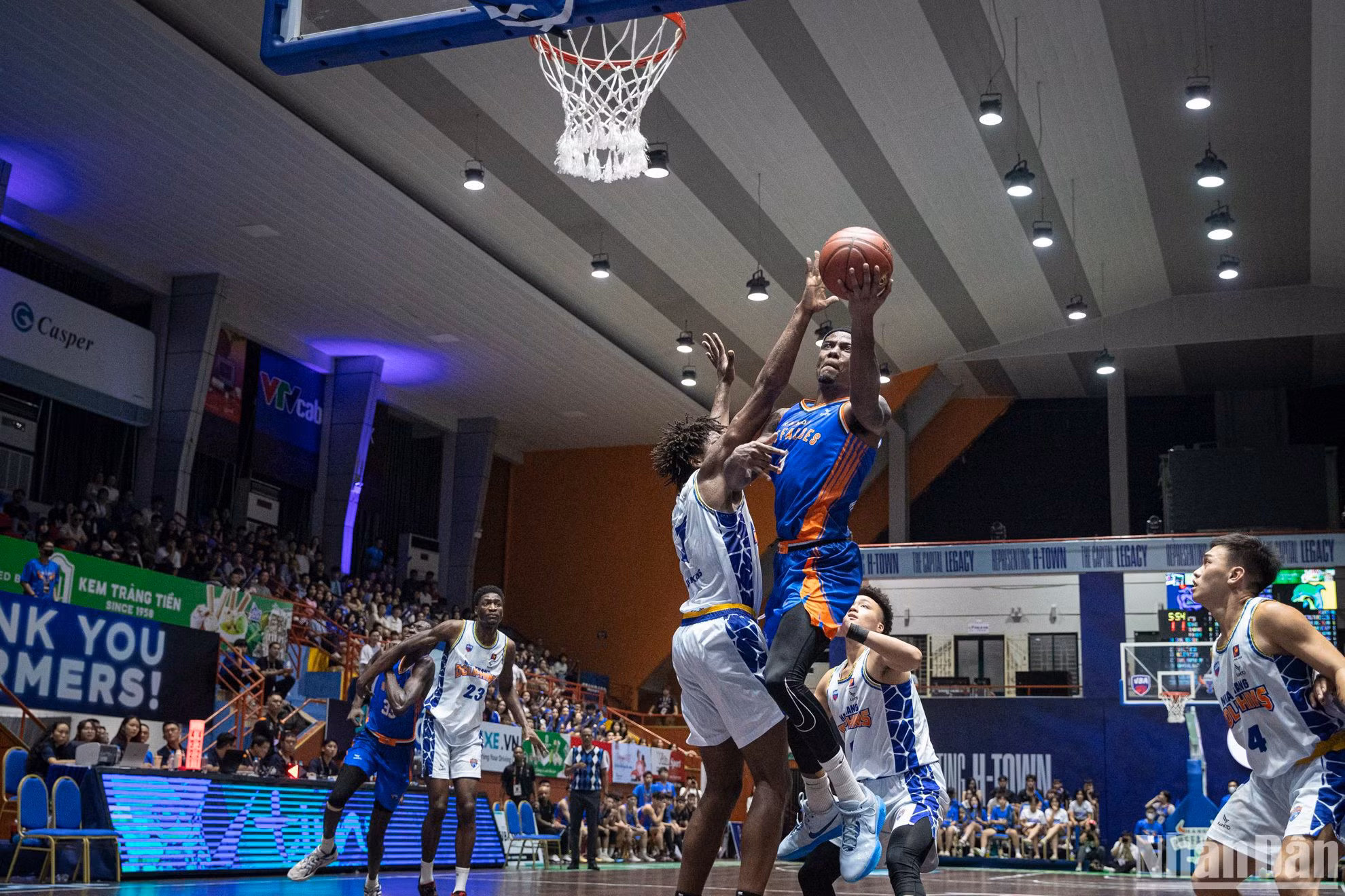 Hassan Thomas (áo xanh, lên rổ) tiếp tục là đầu tàu giúp Hanoi Buffaloes lội ngược dòng kịch tích trước đội khách Nha Trang Dolphins.