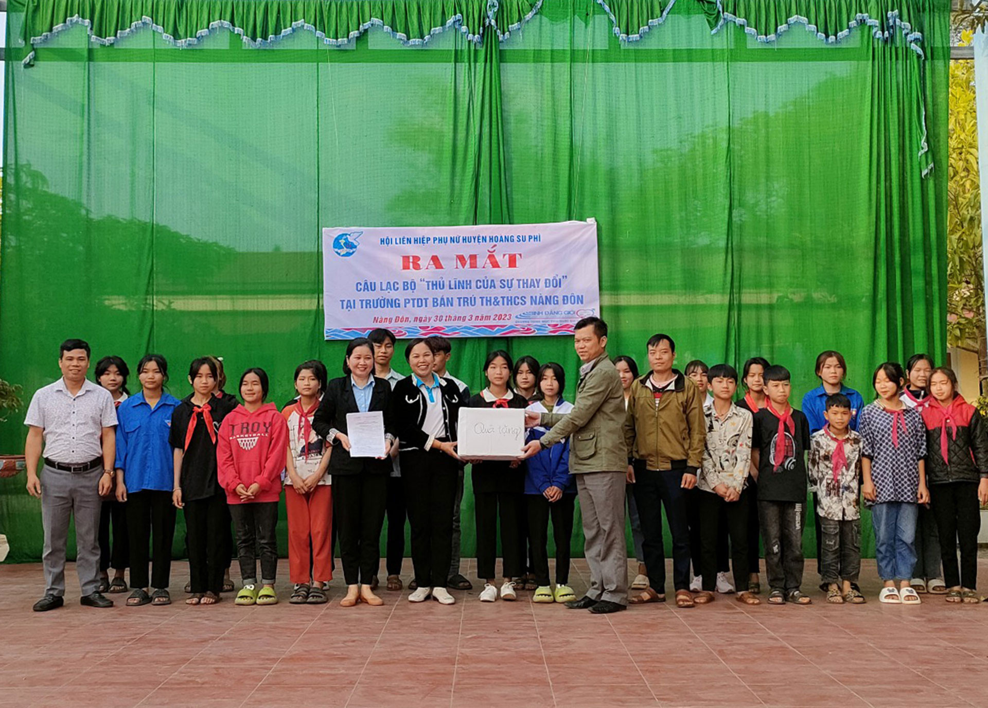 Lễ ra mắt Câu lạc bộ “Thủ lĩnh của sự thay đổi” tại Trường phổ thông dân tộc bán trú tiểu học và trung học cơ sở Nàng Đôn, huyện Hoàng Su Phì, tỉnh Hà Giang. (Ảnh: DẦN THƯƠNG)