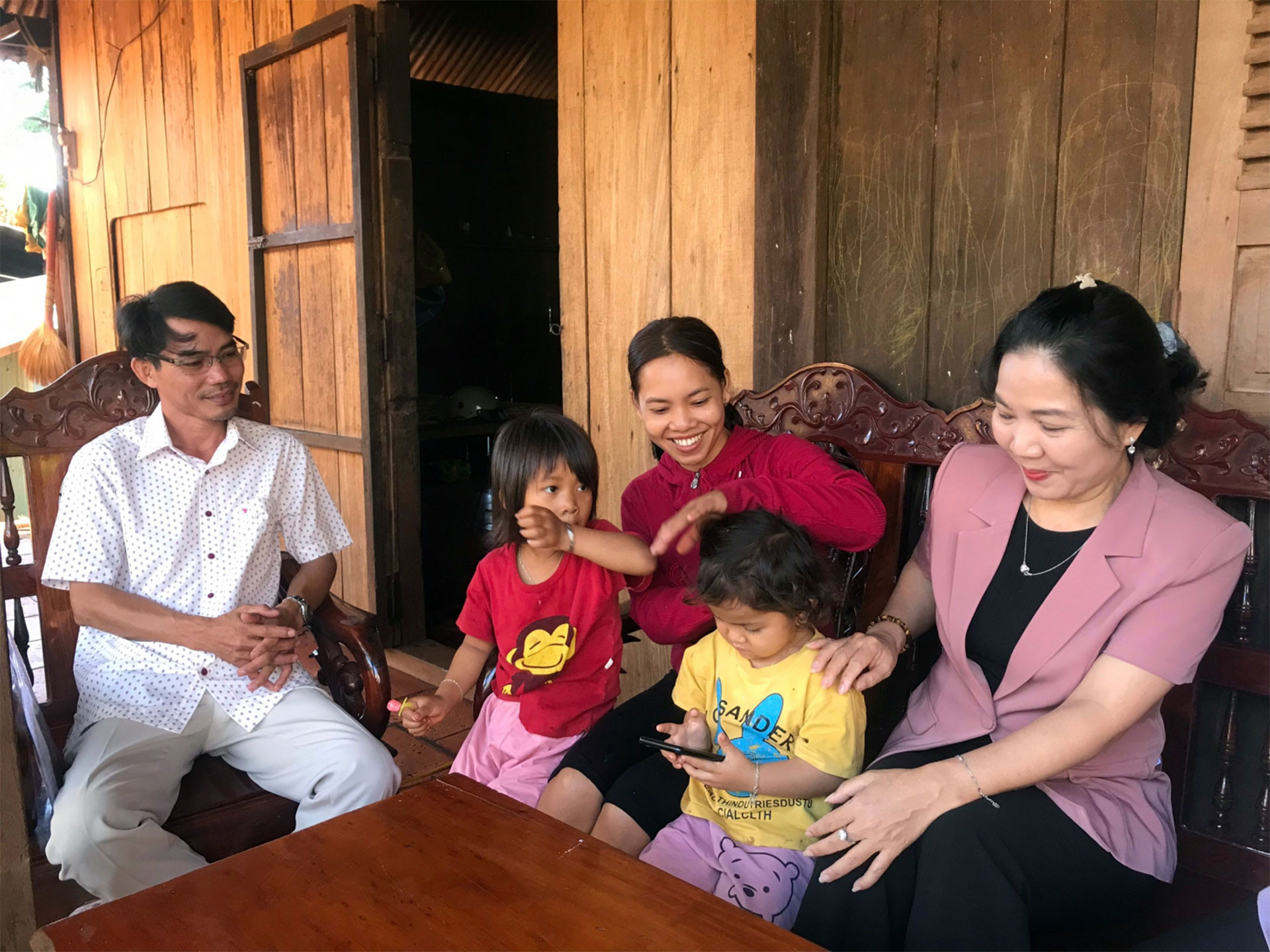 Đoàn giám sát quy định chính sách hỗ trợ cho phụ nữ nghèo, người dân tộc thiểu số sinh con đúng chính sách dân số của Hội Liên hiệp phụ nữ tỉnh Bình Phước kiểm tra thực tế hộ dân thụ hưởng chính sách tại thôn Đăk Son, xã Phú Văn, huyện Bù Gia Mập. (Ảnh: KIỀU THANH)