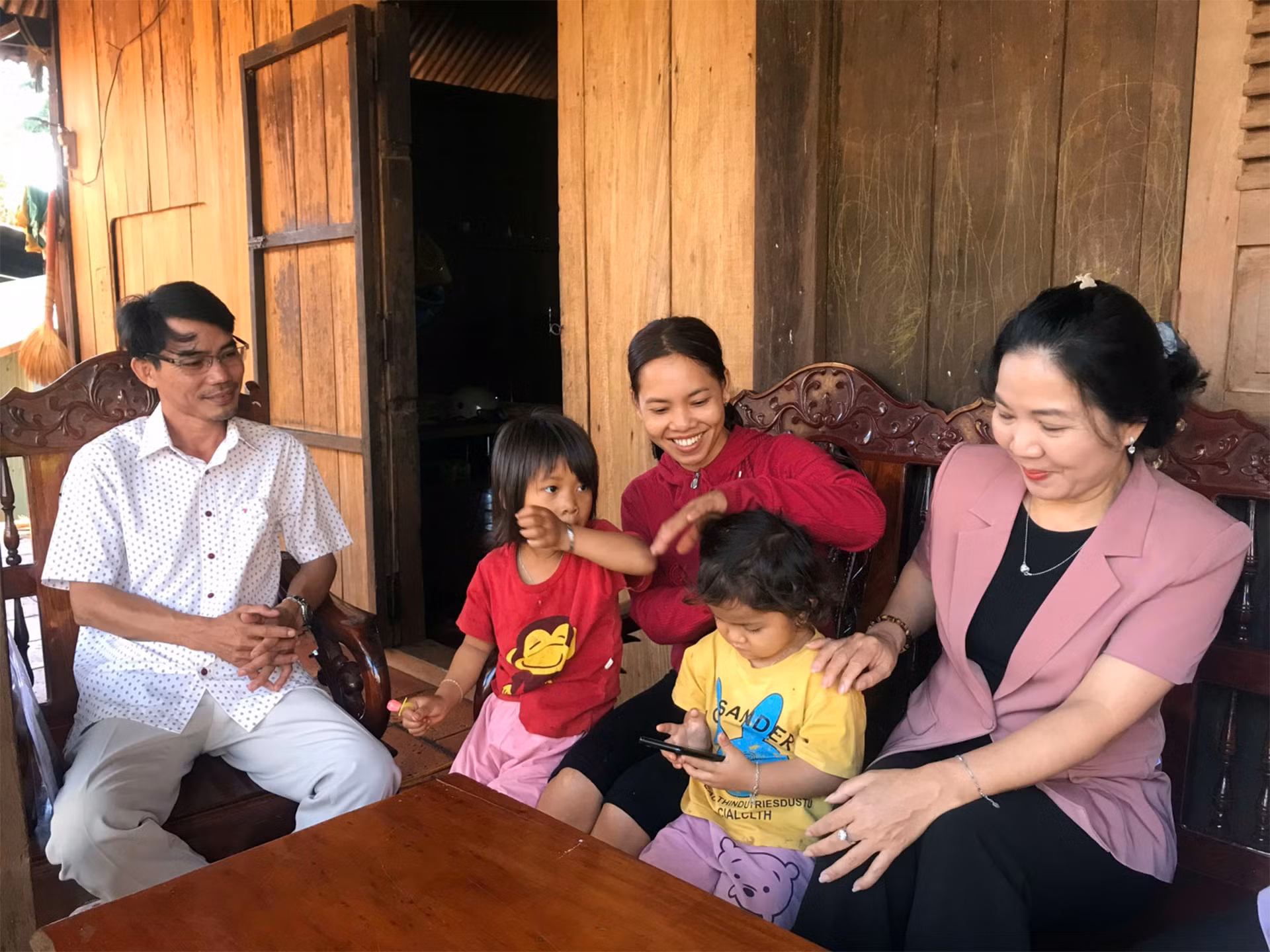 Đoàn giám sát quy định chính sách hỗ trợ cho phụ nữ nghèo, người dân tộc thiểu số sinh con đúng chính sách dân số của Hội Liên hiệp phụ nữ tỉnh Bình Phước kiểm tra thực tế hộ dân thụ hưởng chính sách tại thôn Đăk Son, xã Phú Văn, huyện Bù Gia Mập. (Ảnh: KIỀU THANH)