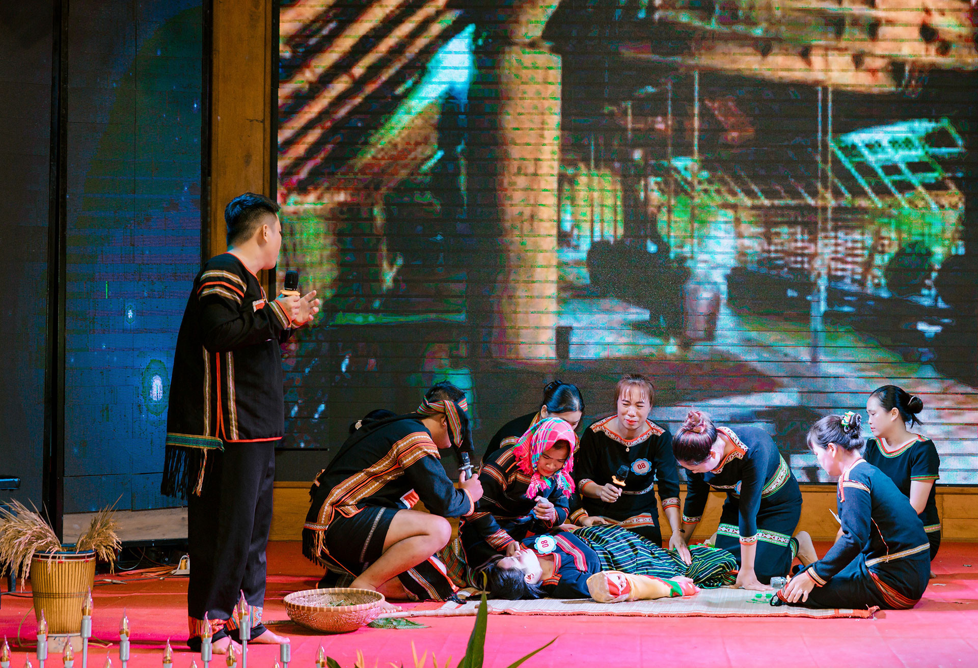 Một tiết mục dự thi tại chương trình “Giao lưu sáng kiến truyền thông về bình đẳng giới, xóa bỏ định kiến giới và phòng, chống bạo lực gia đình” năm 2024 do Hội Liên hiệp phụ nữ tỉnh Đắk Lắk tổ chức. (Ảnh: VÂN ANH)