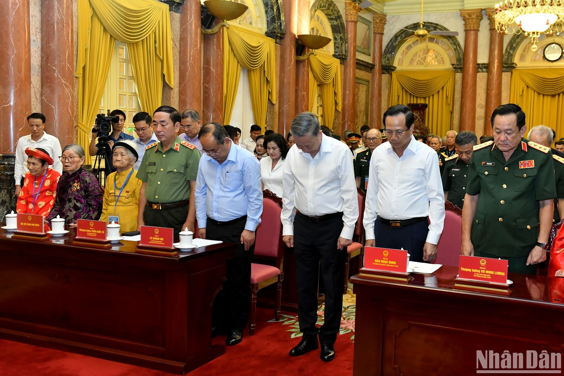 Chủ tịch nước Tô Lâm và các đại biểu thực hiện nghi thức tưởng niệm Tổng Bí thư Nguyễn Phú Trọng vừa từ trần.