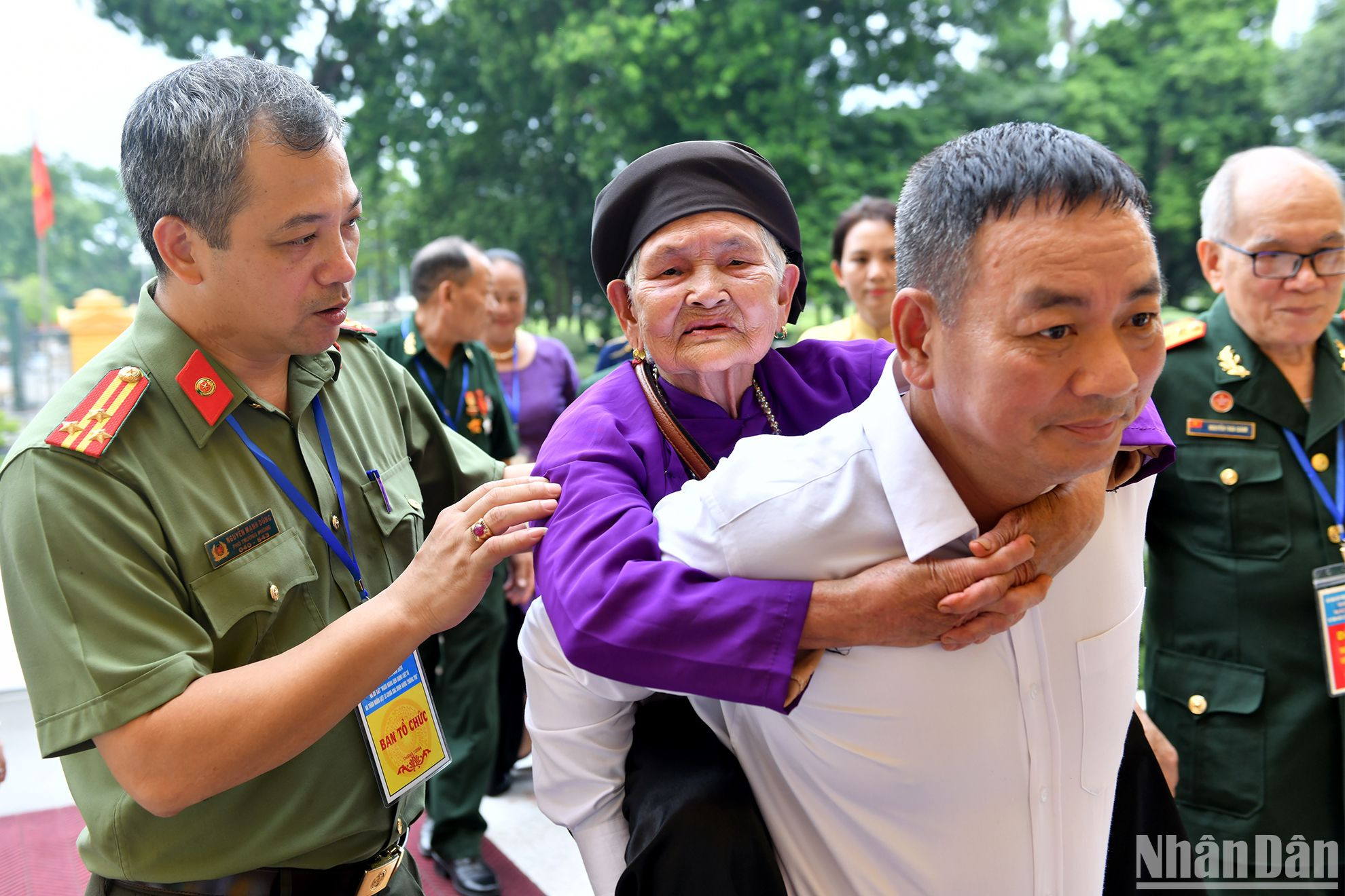 Đại biểu là Bà mẹ Việt Nam Anh hùng được người thân giúp đỡ tham dự buổi gặp.