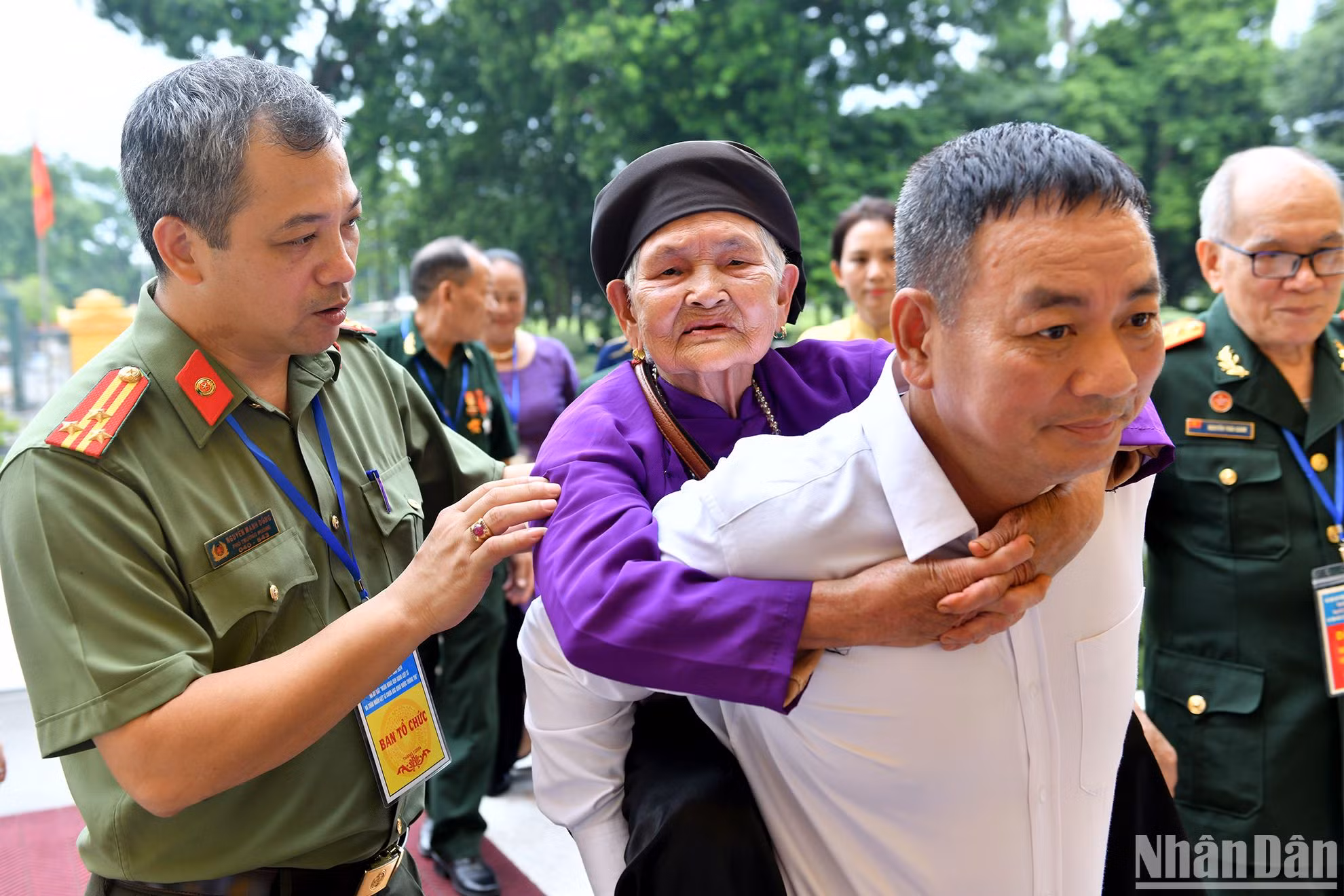 Đại biểu là Bà mẹ Việt Nam Anh hùng được người thân giúp đỡ tham dự buổi gặp.