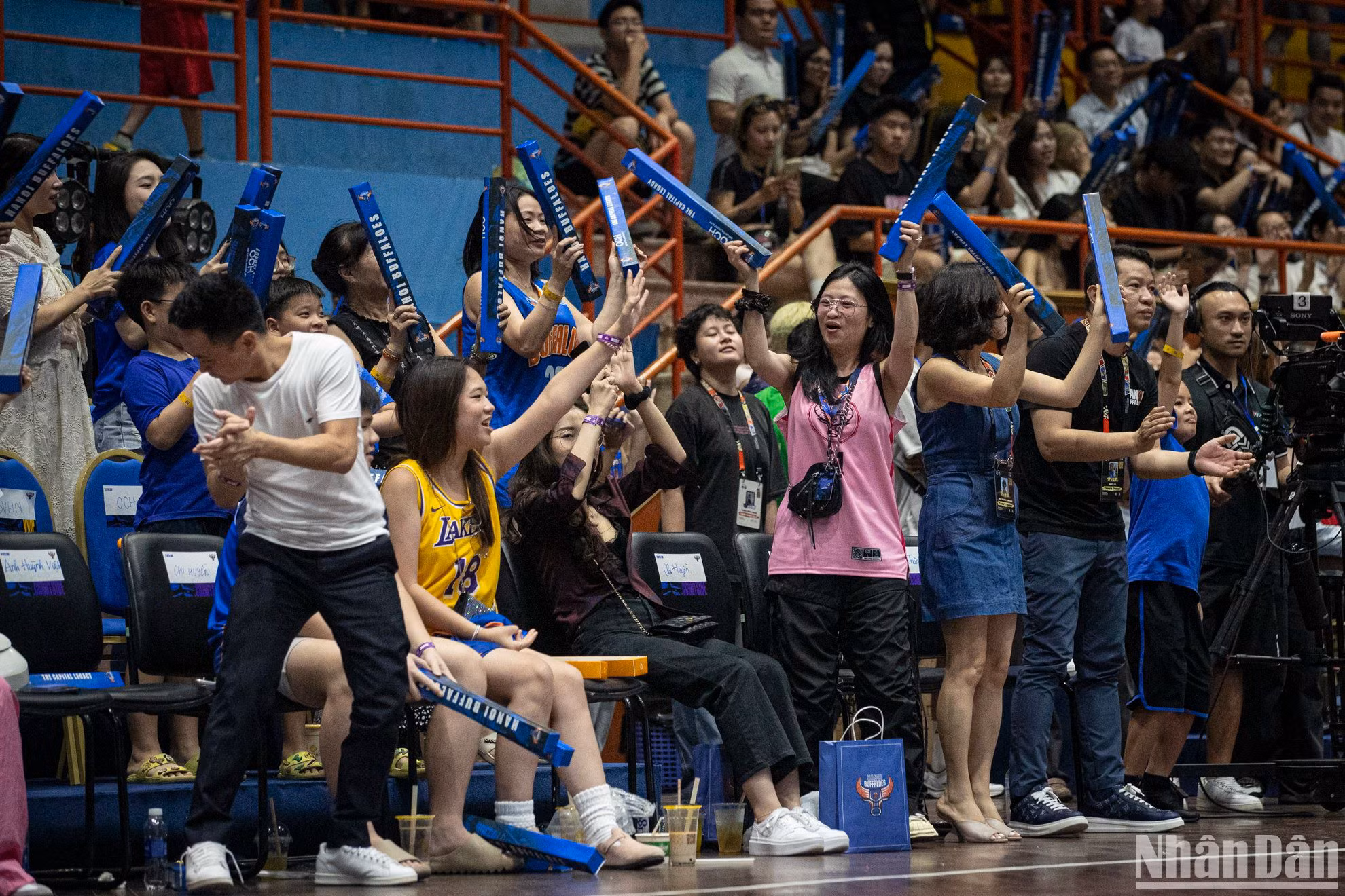 Dù có thời điểm bị lép vé hoàn toàn trước Nha Trang Dolphins nhưng đông đảo các cổ động viên của Hanoi Buffaloes có mặt tại Nhà thi đấu Tây Hồ mới là những người được hưởng trọn vẹn niềm vui sau cùng. Dù có thời điểm bị lép vé hoàn toàn trước Nha Trang Dolphins nhưng đông đảo các cổ động viên của Hanoi Buffaloes có mặt tại Nhà thi đấu Tây Hồ mới là những người được hưởng trọn vẹn niềm vui sau cùng.