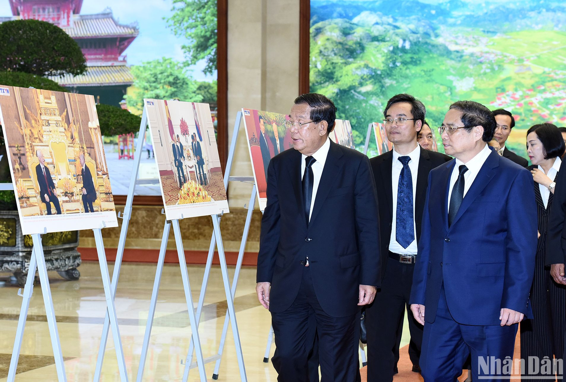 Thủ tướng Phạm Minh Chính giới thiệu với Chủ tịch Đảng Nhân dân Campuchia Samdech Hun Sen một số hoạt động đối ngoại của cố Tổng Bí thư Nguyễn Phú Trọng. Thủ tướng Phạm Minh Chính giới thiệu với Chủ tịch Đảng Nhân dân Campuchia Samdech Hun Sen một số hoạt động đối ngoại của cố Tổng Bí thư Nguyễn Phú Trọng.