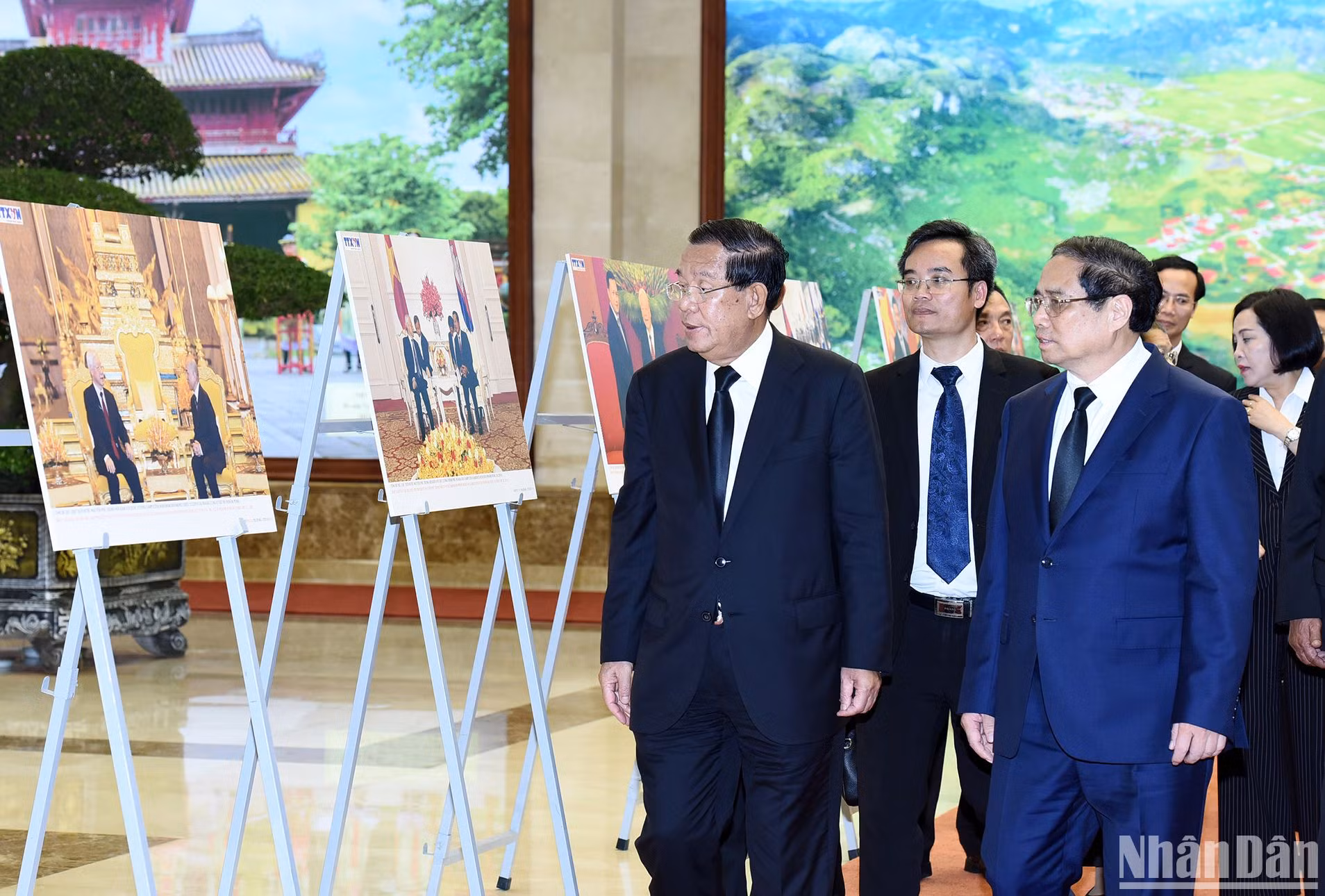 Thủ tướng Phạm Minh Chính giới thiệu với Chủ tịch Đảng Nhân dân Campuchia Samdech Hun Sen một số hoạt động đối ngoại của cố Tổng Bí thư Nguyễn Phú Trọng.