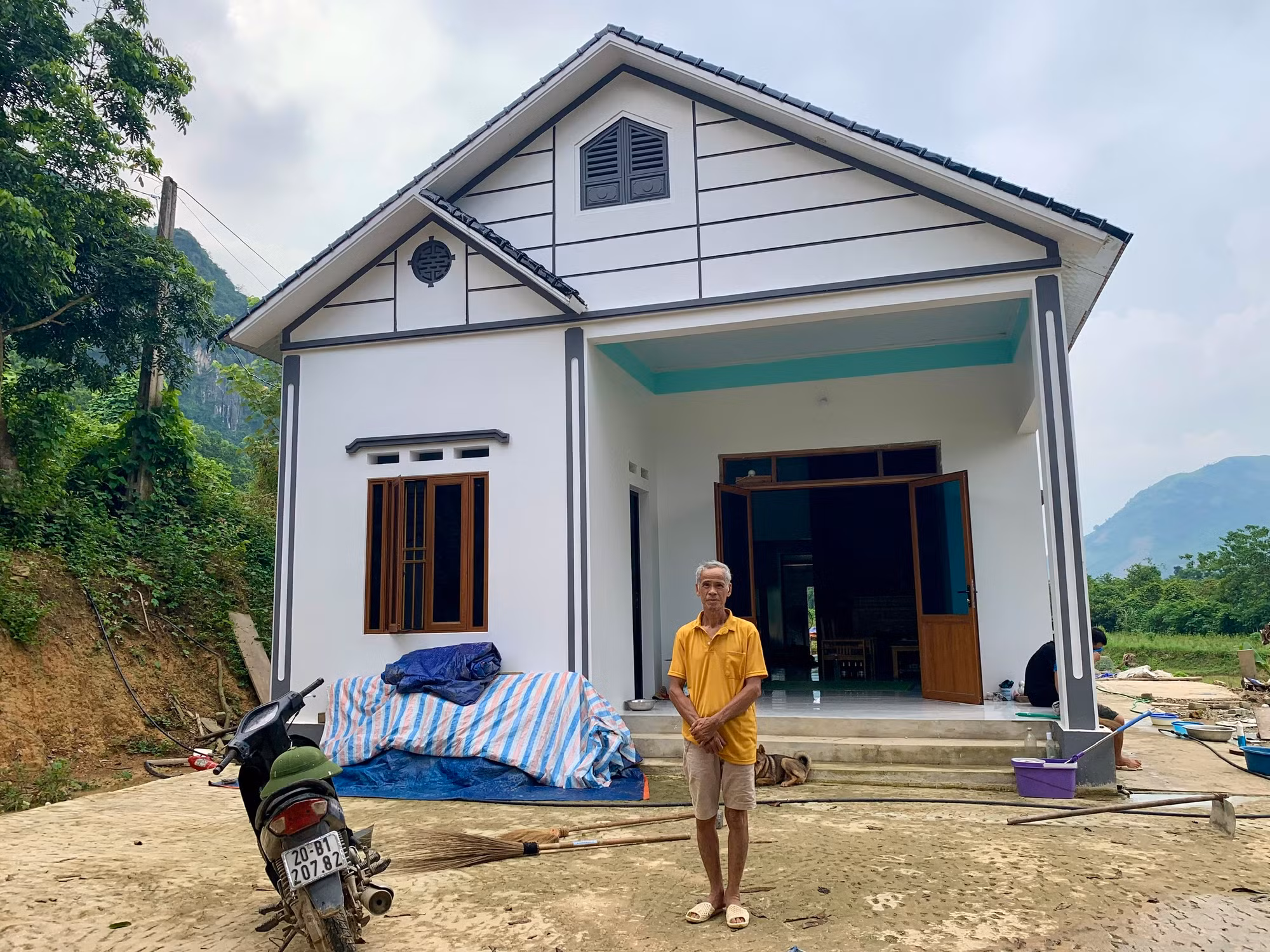 Niềm vui của ông Lưu Tiến Sinh trong căn nhà mới khang trang vừa chính quyền hỗ trợ hoàn thành.