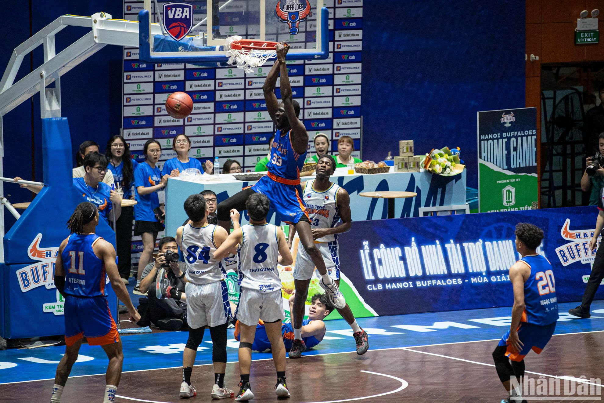 Với việc Dominique Tham phải hạn chế thời gian thi đấu vì lỗi cá nhân cùng Mykal Jenkins trong một ngày không có phong độ cao, trung phong Ruot Monyyong (Hanoi Buffaloes) dễ dàng áp đảo đối thủ trong các tình huống tranh chấp dưới bảng rổ, qua đó giúp Hanoi Buffaloes vươn lên 70-68 sau khi kết thúc hiệp 3.
