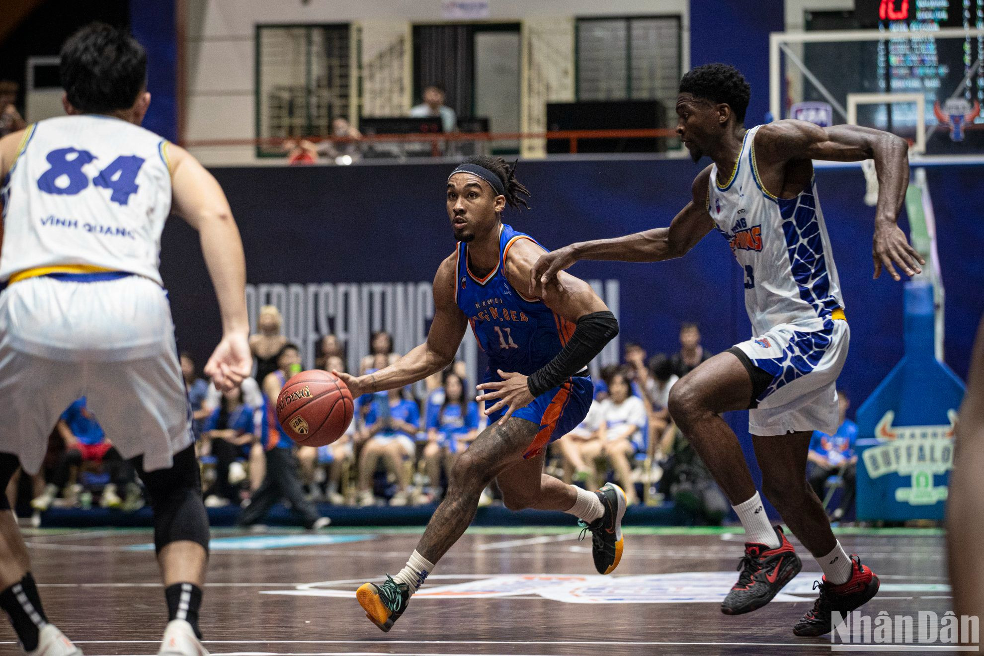 Bước vào hiệp 3, các cầu thủ Hanoi Buffaloes liên tục gây sức ép ngay trên phần sân đối phương, buộc các cầu thủ giữ bóng của Nha Trang Dolphins mắc sai lầm mỗi khi triển khai lối chơi.