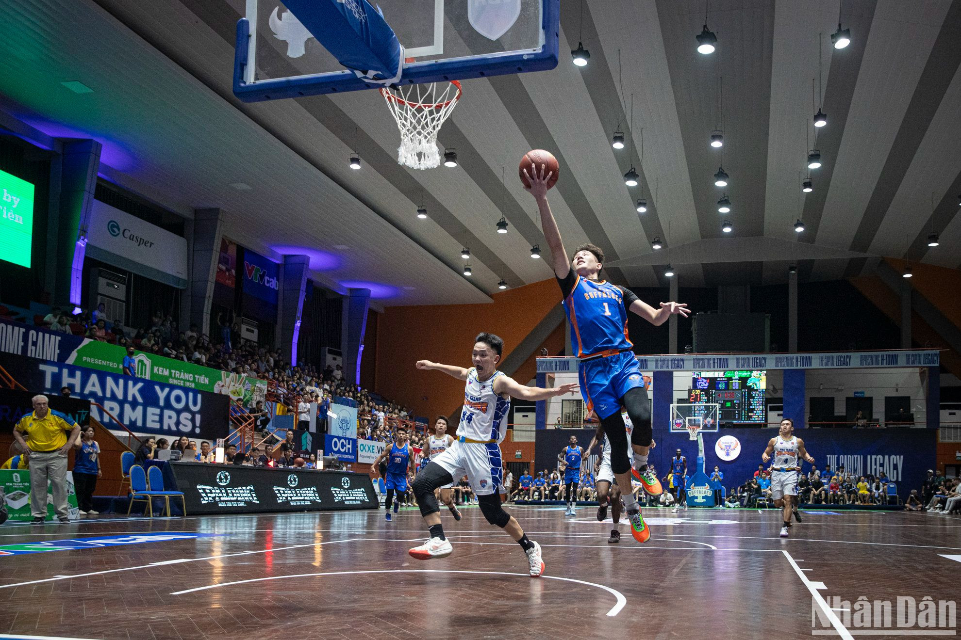 Nhận được sự cổ vũ nhiệt tình của đông đảo khán giả có mặt tại Nhà thi đấu Tây Hồ cùng tâm lý tốt hơn khi bước vào hiệp 4, các cầu thủ Hanoi Buffaloes thi đấu chắc chắn trong khâu phòng thủ cũng như tận dụng tốt những cơ hội có được để giữ vững khoảng cách 2 điểm sít sao. Chung cuộc, Hanoi Buffaloes giành chiến thắng trước Nha Trang Dolphins với tỷ số 85-83.