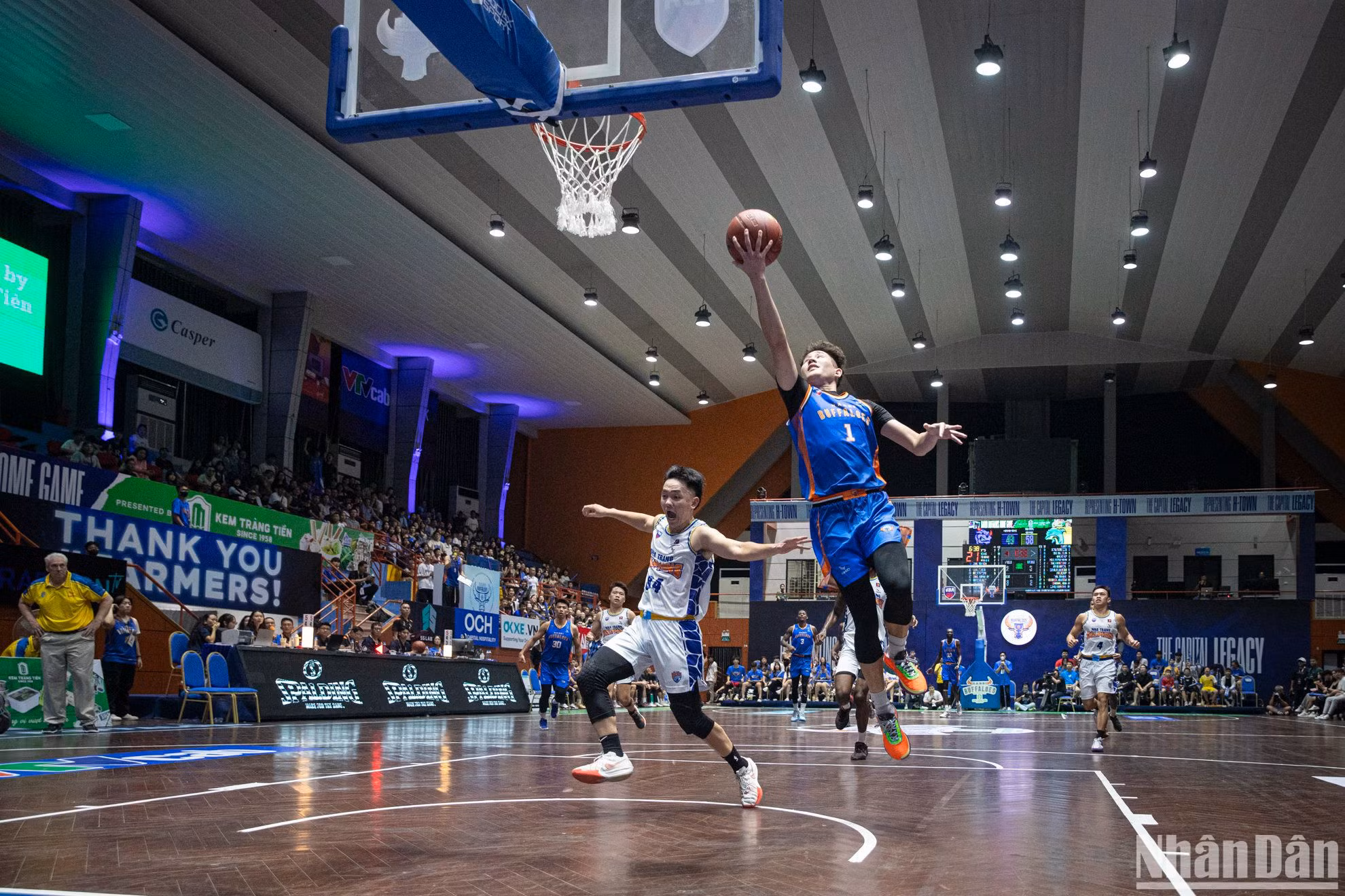 Nhận được sự cổ vũ nhiệt tình của đông đảo khán giả có mặt tại Nhà thi đấu Tây Hồ cùng tâm lý tốt hơn khi bước vào hiệp 4, các cầu thủ Hanoi Buffaloes thi đấu chắc chắn trong khâu phòng thủ cũng như tận dụng tốt những cơ hội có được để giữ vững khoảng cách 2 điểm sít sao. Chung cuộc, Hanoi Buffaloes giành chiến thắng trước Nha Trang Dolphins với tỷ số 85-83. Nhận được sự cổ vũ nhiệt tình của đông đảo khán giả có mặt tại Nhà thi đấu Tây Hồ cùng tâm lý tốt hơn khi bước vào hiệp 4, các cầu thủ Hanoi Buffaloes thi đấu chắc chắn trong khâu phòng thủ cũng như tận dụng tốt những cơ hội có được để giữ vững khoảng cách 2 điểm sít sao. Chung cuộc, Hanoi Buffaloes giành chiến thắng trước Nha Trang Dolphins với tỷ số 85-83.