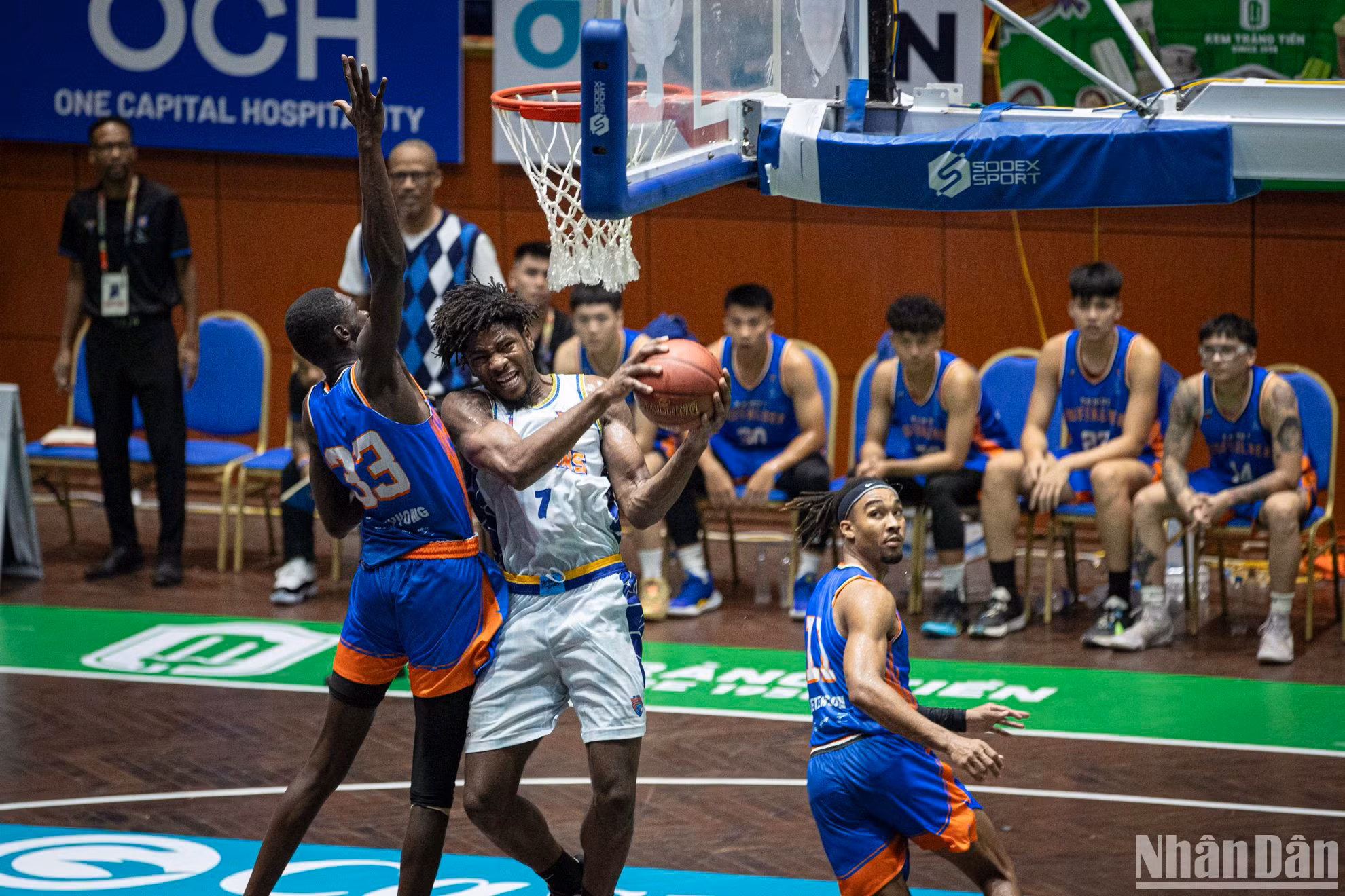 Dù có cho mình 19 rebounds nhưng khi chỉ ghi 11 điểm sau 33 phút thi đấu, rõ ràng Mykal Jenkins không có đóng góp quá nhiều trong lối chơi của Nha Trang Dolphins. Dù có cho mình 19 rebounds nhưng khi chỉ ghi 11 điểm sau 33 phút thi đấu, rõ ràng Mykal Jenkins không có đóng góp quá nhiều trong lối chơi của Nha Trang Dolphins.