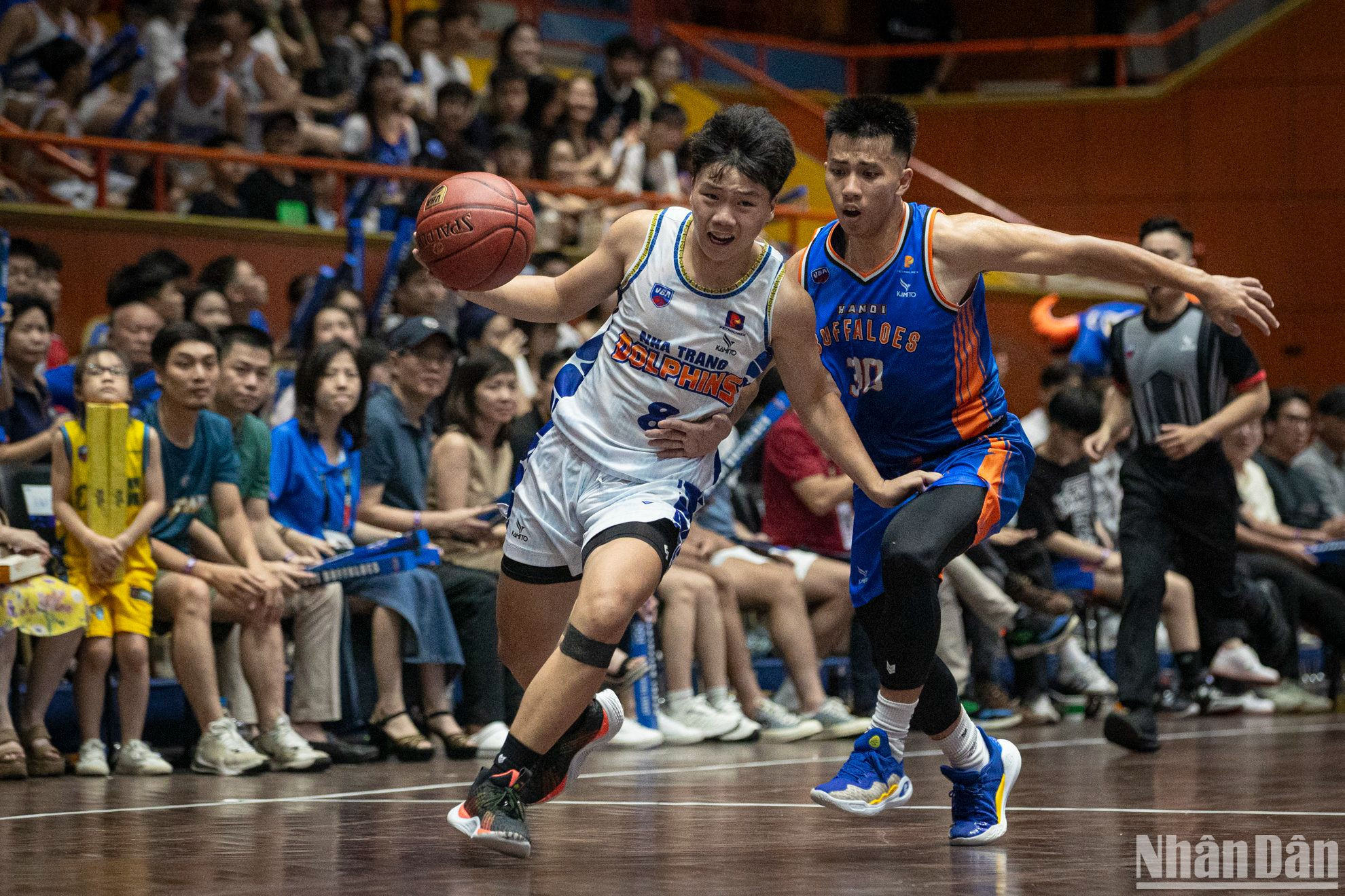 Các cầu thủ chủ nhà gặp rất nhiều khó khăn trong việc thích nghi với lối chơi tốc độ, không ngại va chạm của đội khách Nha Trang Dolphins.
