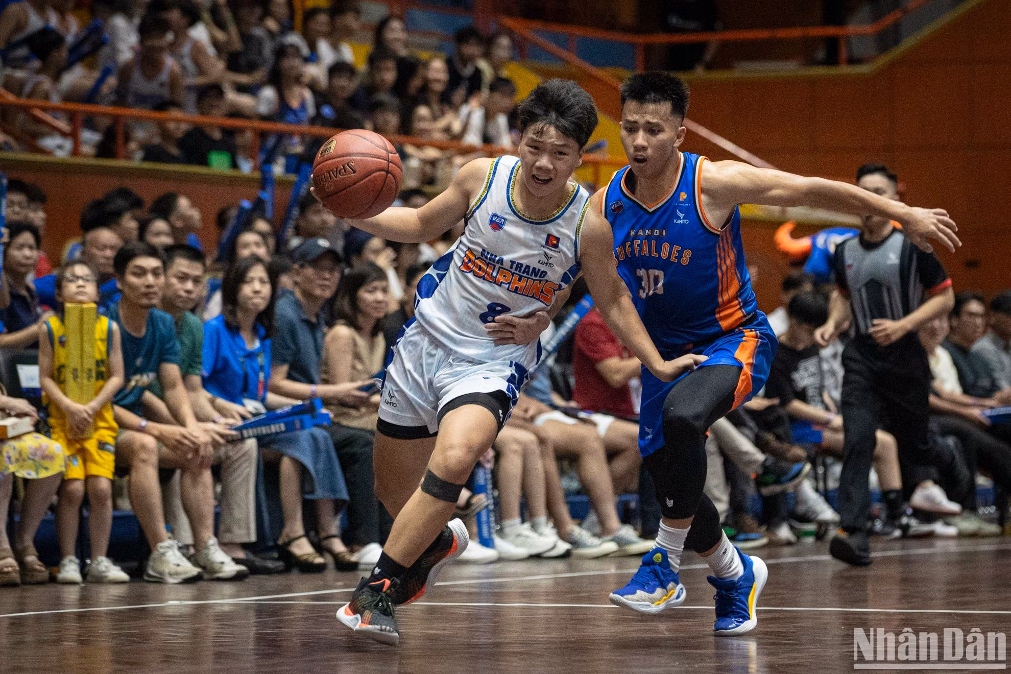 Các cầu thủ chủ nhà gặp rất nhiều khó khăn trong việc thích nghi với lối chơi tốc độ, không ngại va chạm của đội khách Nha Trang Dolphins. Các cầu thủ chủ nhà gặp rất nhiều khó khăn trong việc thích nghi với lối chơi tốc độ, không ngại va chạm của đội khách Nha Trang Dolphins.