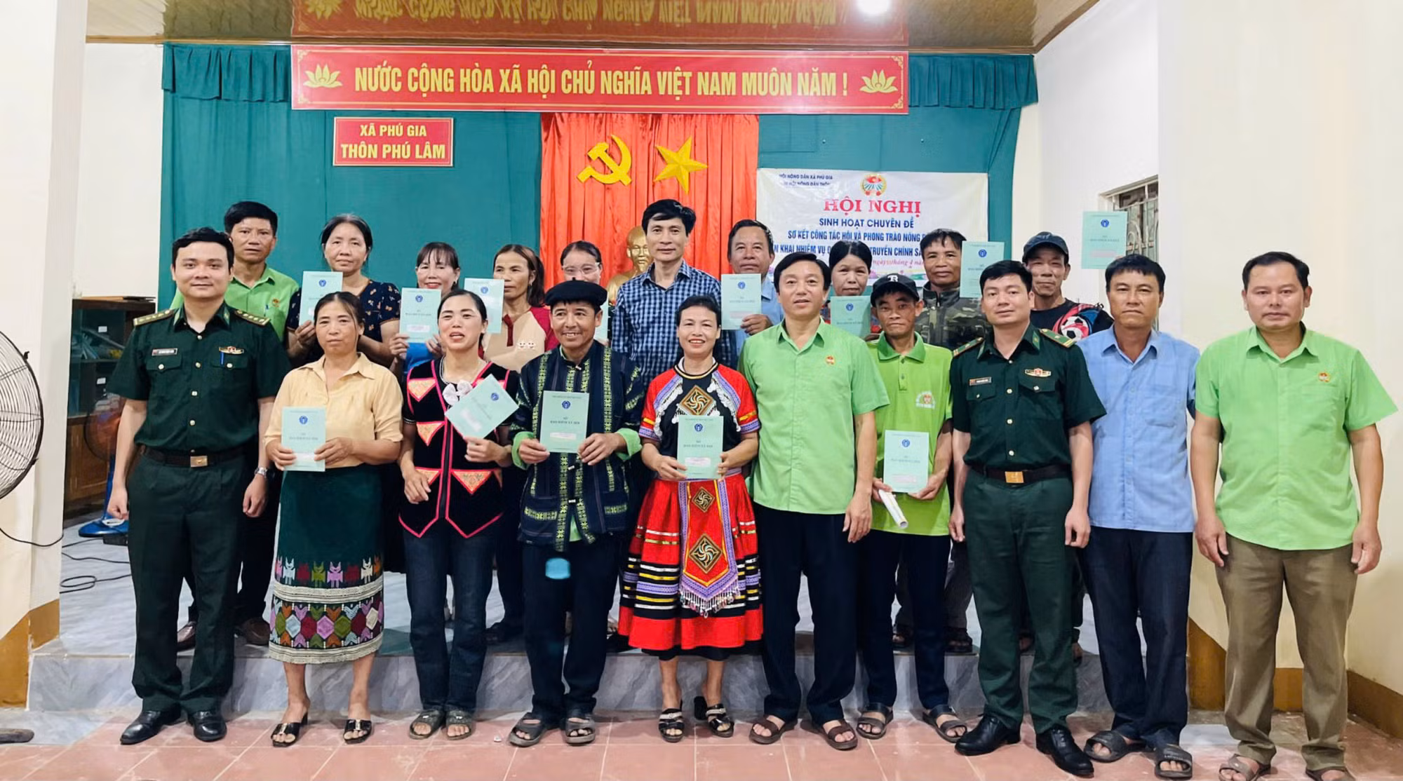 Các đoàn thể, đơn vị ở Hương Khê chia sẻ niềm vui tham gia bảo hiểm xã hội với người dân thôn biên giới Phú Lâm (Phú Gia).