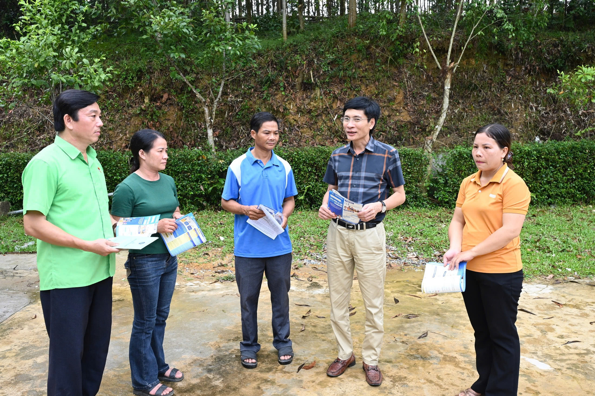 Cán bộ bảo hiểm xã hội và Hội Nông dân Hương Khê đến từng ngõ, gõ cửa từng nhà tuyên truyền chính sách an sinh xã hội. Cán bộ bảo hiểm xã hội và Hội Nông dân Hương Khê đến từng ngõ, gõ cửa từng nhà tuyên truyền chính sách an sinh xã hội.