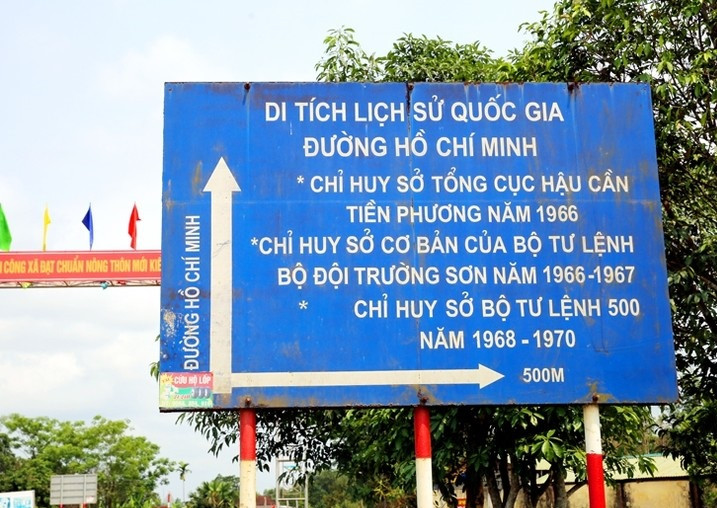 Biển chỉ dẫn từ đường Hồ Chí Minh đi vào Khu di tích.