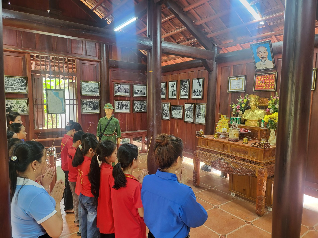 Thế hệ trẻ tham quan khu di tích.