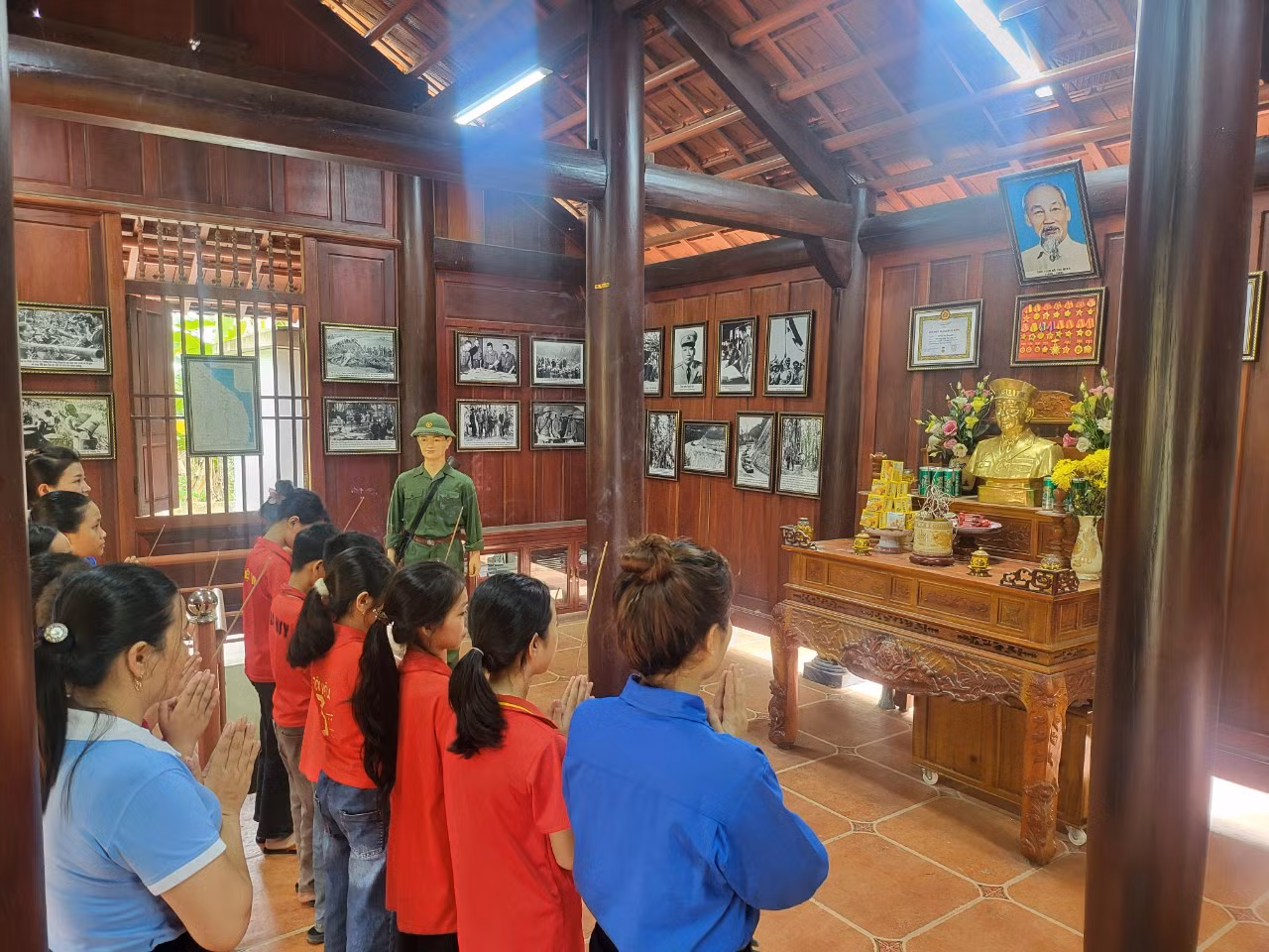 Thế hệ trẻ tham quan khu di tích. Thế hệ trẻ tham quan khu di tích.