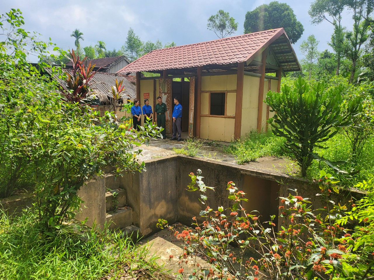 Xã Hương Đô được lựa chọn nơi đóng Sở Chỉ huy của 3 Bộ Tư lệnh: Tổng cục Hậu cần Tiền phương, Bộ Tư lệnh đoàn 500 và Bộ tư lệnh Binh đoàn Trường Sơn. Theo hồi ký của Trung tướng Đồng Sỹ Nguyên: Ngoài thế trận lòng dân, cái vị thế “địa lợi” của Hương Đô là tạo được sự bất ngờ đối với kẻ địch, bảo đảm được an toàn trong suốt chiến tranh. Trong ảnh: Hầm chỉ huy và nhà làm việc của các Tư lệnh Bộ đội Trường Sơn trong giai đoạn 1966-1970.