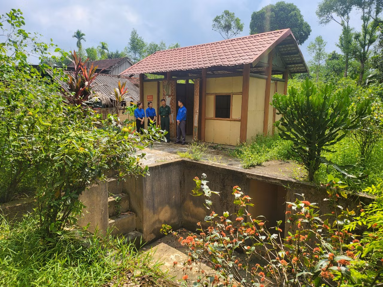 Xã Hương Đô được lựa chọn nơi đóng Sở Chỉ huy của 3 Bộ Tư lệnh: Tổng cục Hậu cần Tiền phương, Bộ Tư lệnh đoàn 500 và Bộ tư lệnh Binh đoàn Trường Sơn. Theo hồi ký của Trung tướng Đồng Sỹ Nguyên: Ngoài thế trận lòng dân, cái vị thế “địa lợi” của Hương Đô là tạo được sự bất ngờ đối với kẻ địch, bảo đảm được an toàn trong suốt chiến tranh. Trong ảnh: Hầm chỉ huy và nhà làm việc của các Tư lệnh Bộ đội Trường Sơn trong giai đoạn 1966-1970. Xã Hương Đô được lựa chọn nơi đóng Sở Chỉ huy của 3 Bộ Tư lệnh: Tổng cục Hậu cần Tiền phương, Bộ Tư lệnh đoàn 500 và Bộ tư lệnh Binh đoàn Trường Sơn. Theo hồi ký của Trung tướng Đồng Sỹ Nguyên: Ngoài thế trận lòng dân, cái vị thế “địa lợi” của Hương Đô là tạo được sự bất ngờ đối với kẻ địch, bảo đảm được an toàn trong suốt chiến tranh. Trong ảnh: Hầm chỉ huy và nhà làm việc của các Tư lệnh Bộ đội Trường Sơn trong giai đoạn 1966-1970.