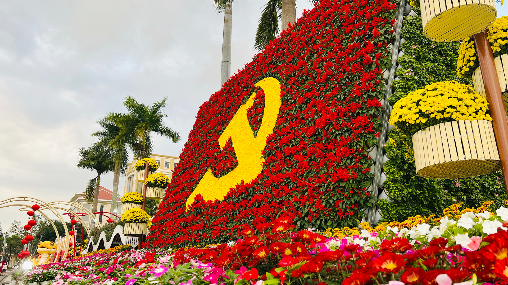 Nhiều mô hình tiểu cảnh được trang trí độc đáo và ý nghĩa tại Quảng trường 24/3.