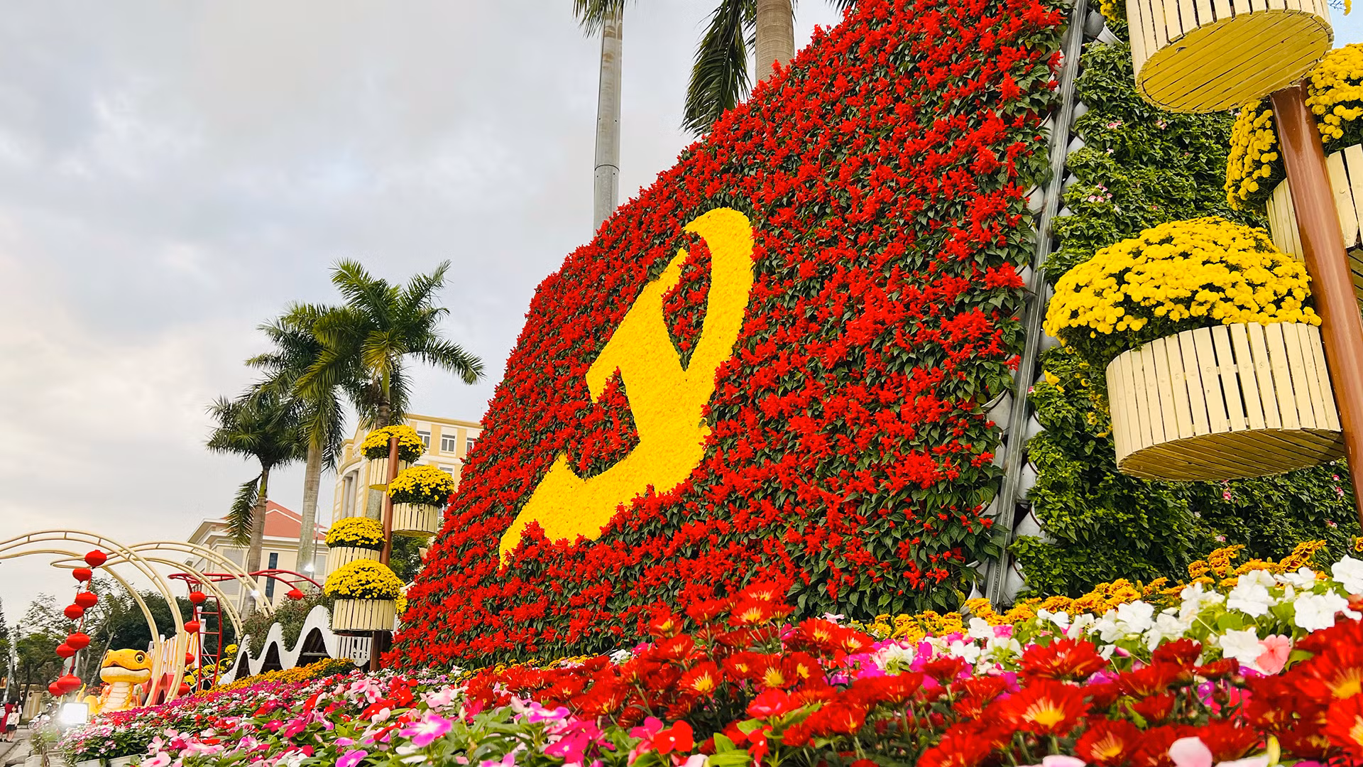 Nhiều mô hình tiểu cảnh được trang trí độc đáo và ý nghĩa tại Quảng trường 24/3.