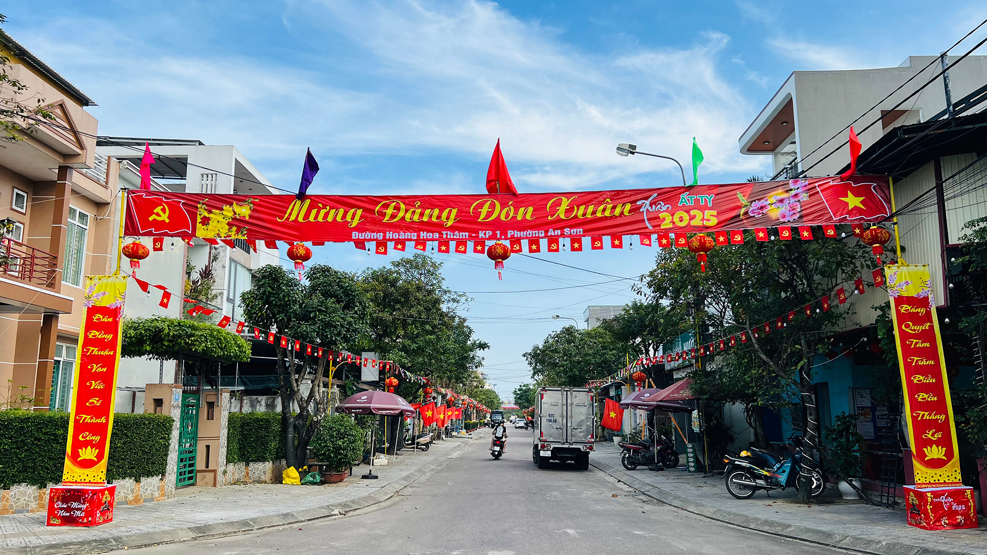 Tuyến đường Hoàng Hoa Thám (phường An Sơn) rực rỡ cờ hoa đón Tết Ất Tỵ 2025.