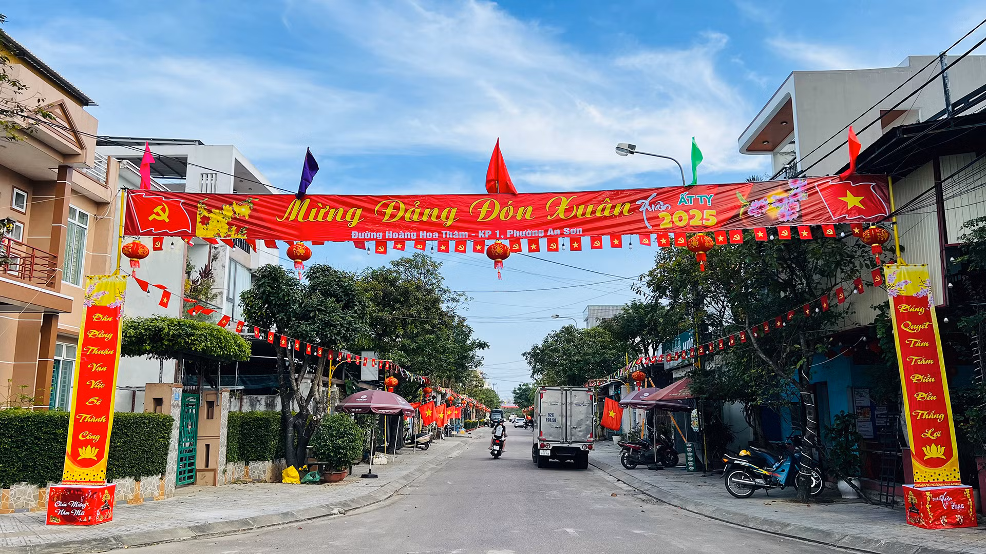 Tuyến đường Hoàng Hoa Thám (phường An Sơn) rực rỡ cờ hoa đón Tết Ất Tỵ 2025. Tuyến đường Hoàng Hoa Thám (phường An Sơn) rực rỡ cờ hoa đón Tết Ất Tỵ 2025.