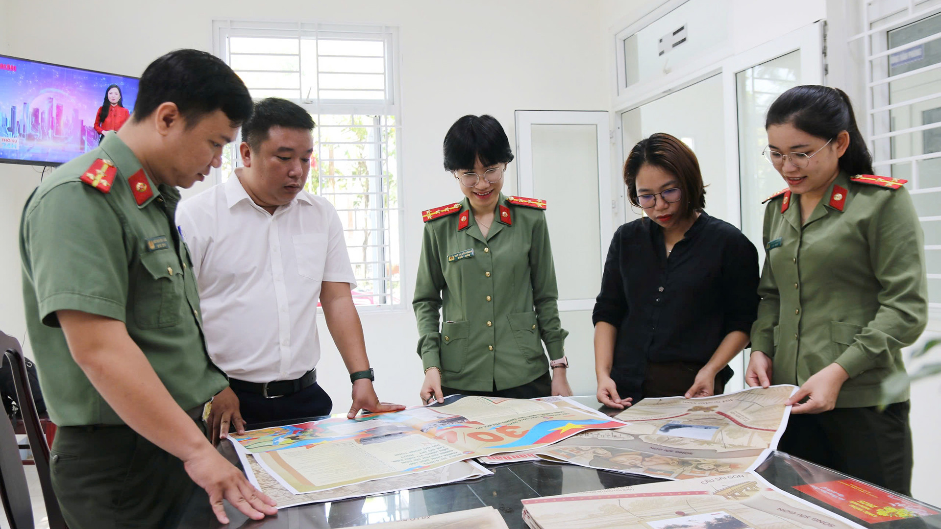 Khoảng 1.000 bản phụ san đặc biệt kỷ niệm 50 năm Ngày Giải phóng miền nam, thống nhất đất nước được trao tặng đến độc giả trên địa bàn tỉnh Quảng Nam trong sáng 29/4.