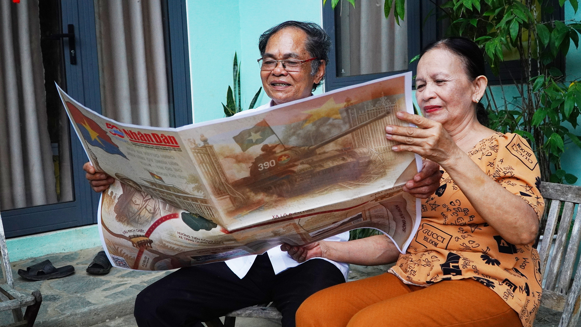 Hiện tại ông Hồ Ngọc Biên sống cùng người vợ có hơn 35 năm tham gia công tác giảng dạy với nhiều năm liên tiếp đạt danh hiệu Chiến sĩ thi đua.