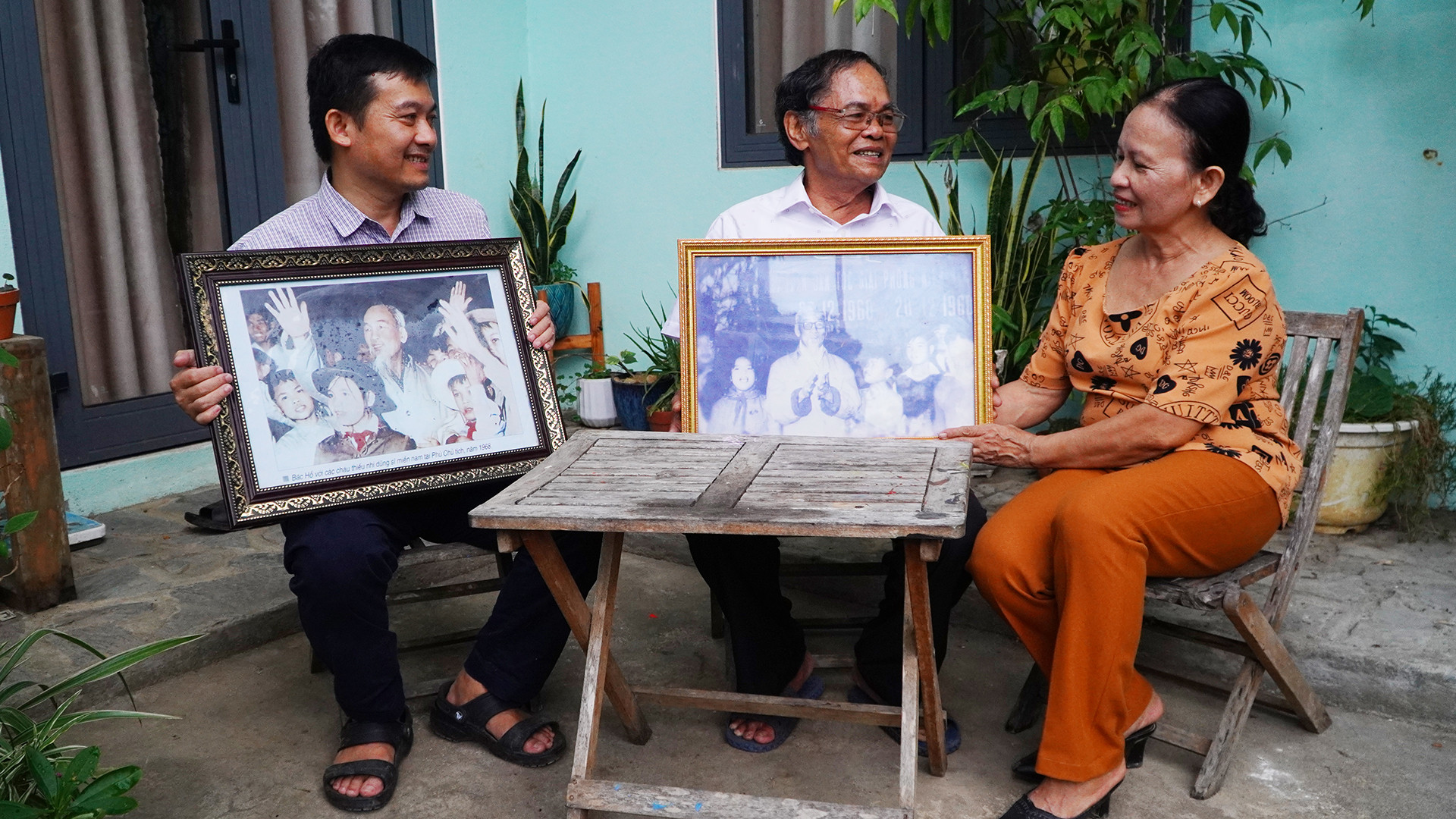 Ông Hồ Ngọc Biên (ở giữa) cùng vợ và người con trai thứ hai ôn lại những kỷ niệm 2 lần gặp Bác Hồ.