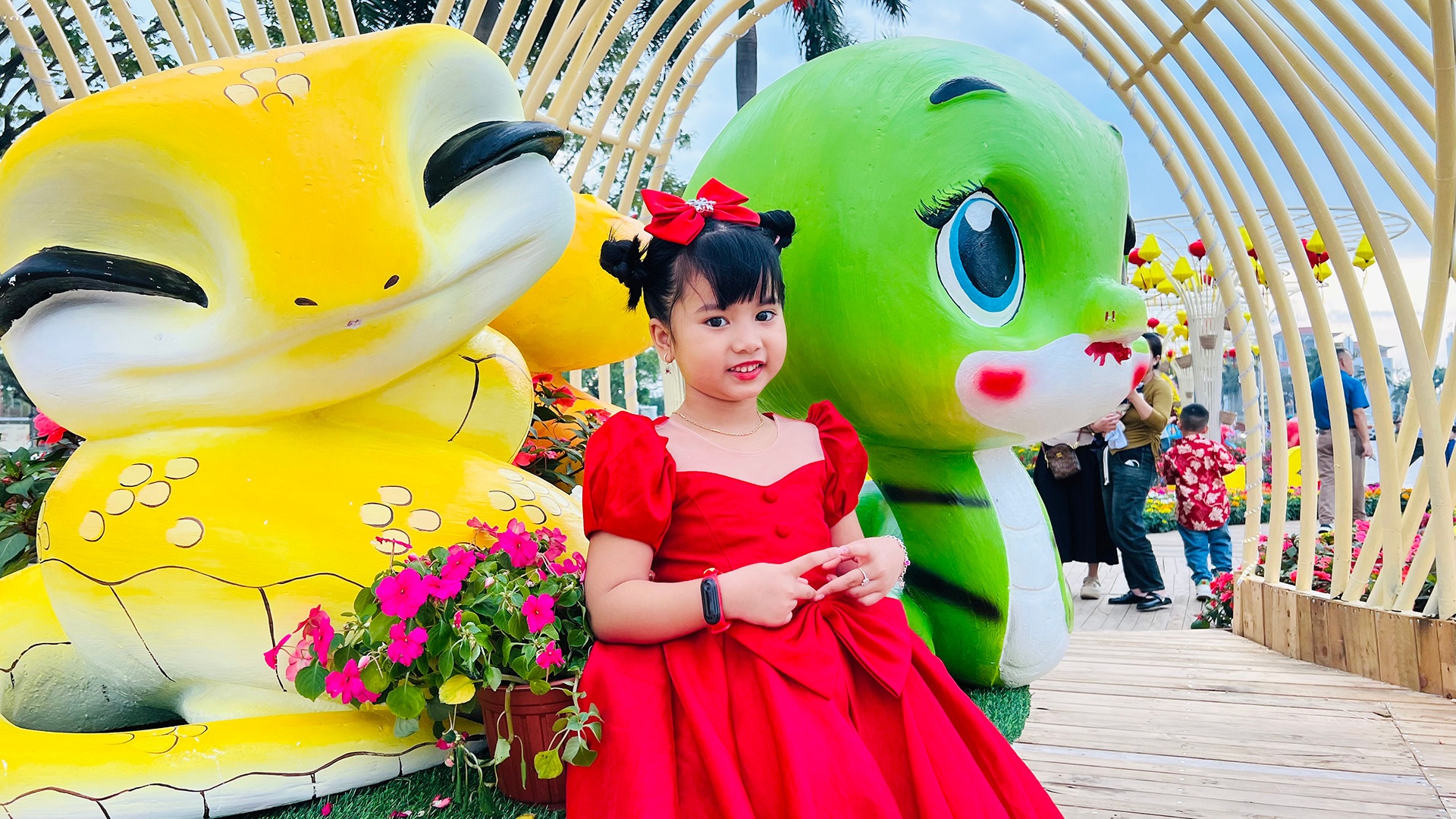 Trẻ em thích thú khi được chụp hình lưu niệm với linh vật rắn ngộ nghĩnh, dễ thương.