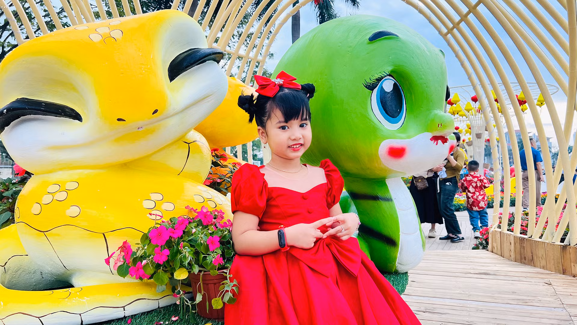 Trẻ em thích thú khi được chụp hình lưu niệm với linh vật rắn ngộ nghĩnh, dễ thương.