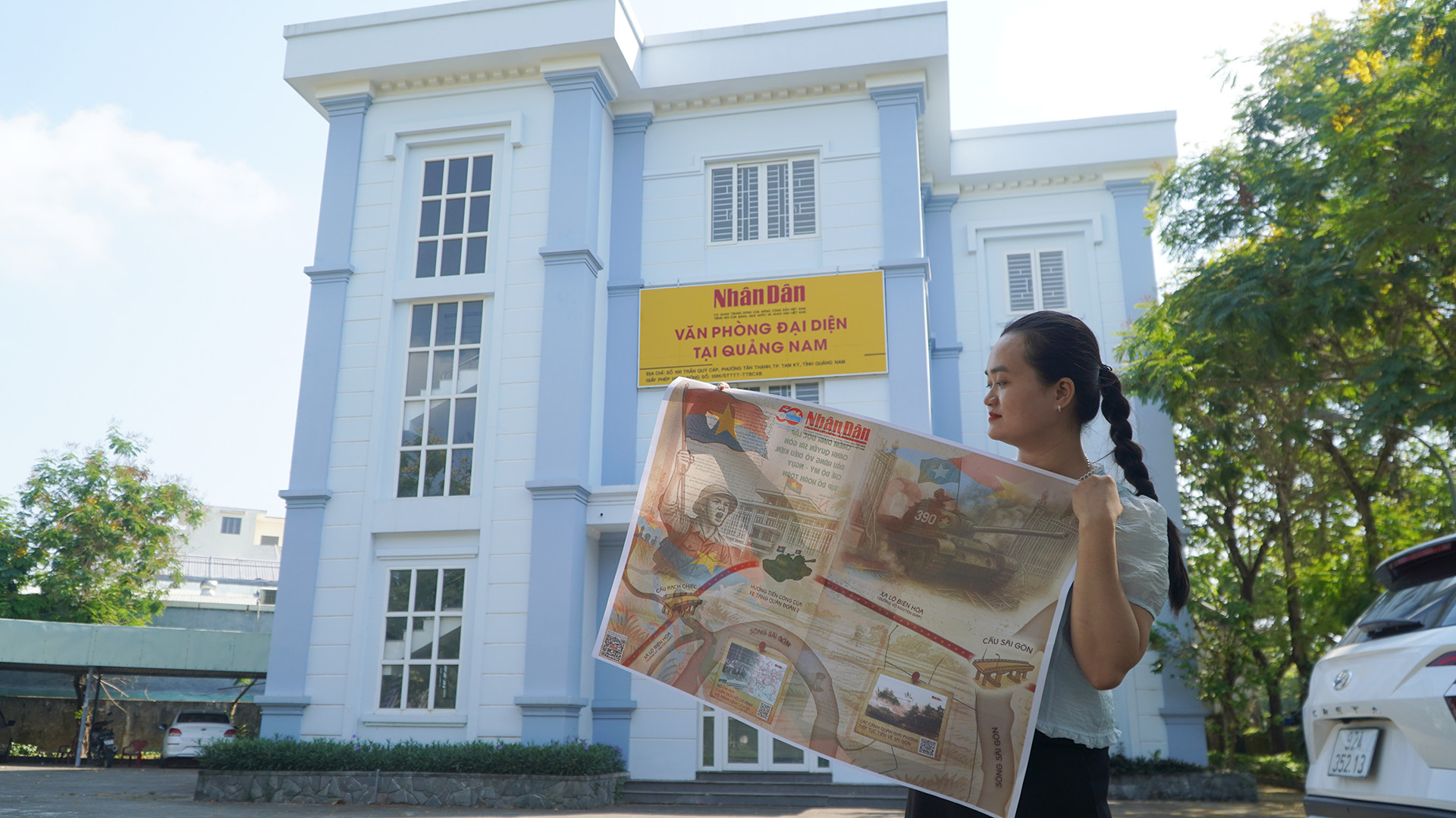 Bạn Trần Thị Phú Yên hạnh phúc khi được cầm trên tay phụ san đặc biệt kỷ niệm 50 năm Ngày Giải phóng miền nam, thống nhất đất nước của Báo Nhân Dân.