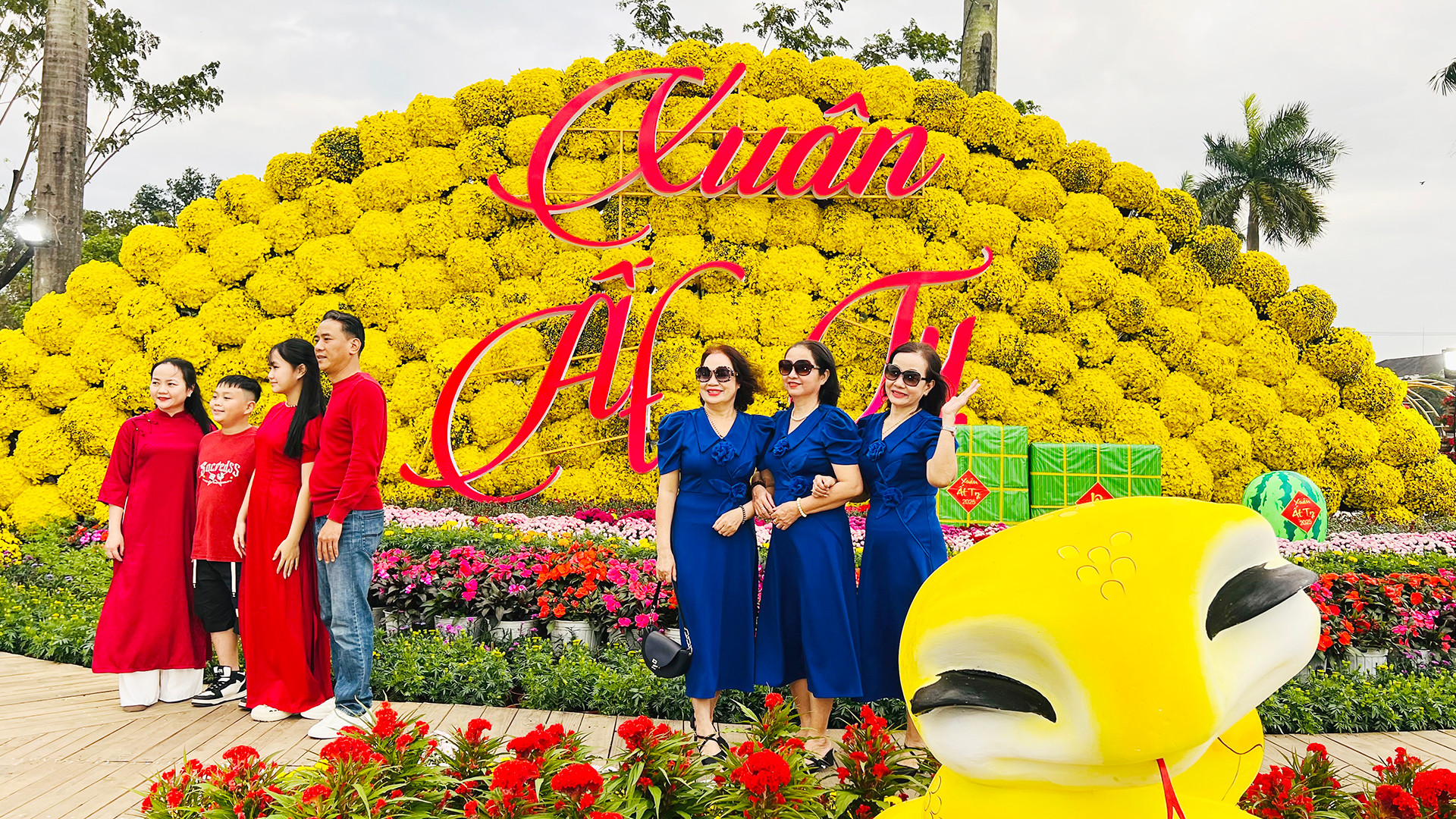 Đông đảo người dân và du khách đến tham quan, chụp ảnh bên linh vật rắn và các tiểu cảnh đặc sắc.