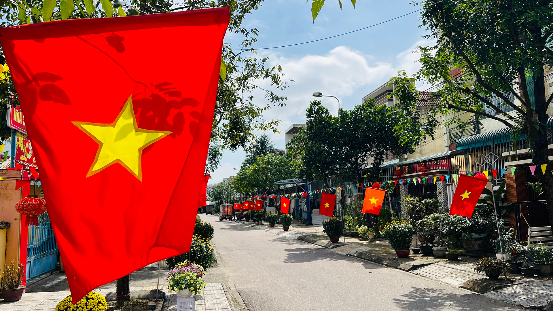 Tuyến đường Đinh Công Tráng (phường Hòa Hương) rực rỡ cờ hoa để chào đón năm mới.