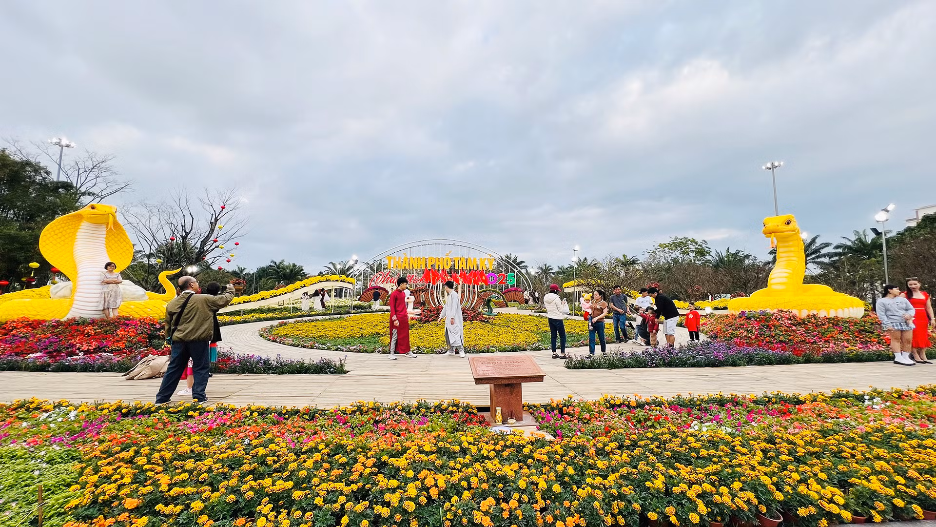 Quảng trường 24/3 (thành phố Tam Kỳ, tỉnh Quảng Nam) rực rỡ chào năm mới Ất Tỵ 2025.